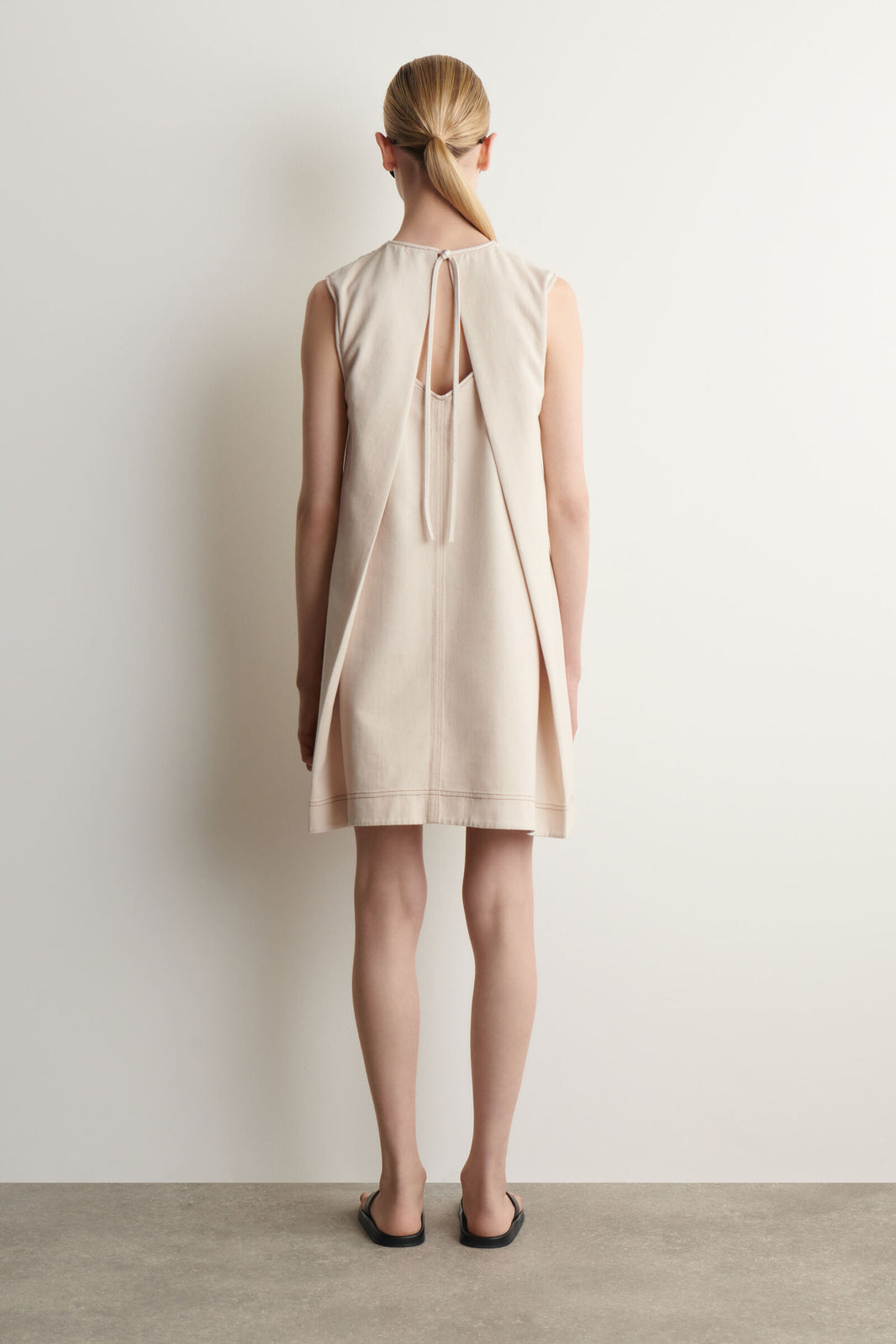 VESTIDO MINI DE MEZCLILLA CON ESCOTE ABIERTO Y CUELLO EN V - ECRU