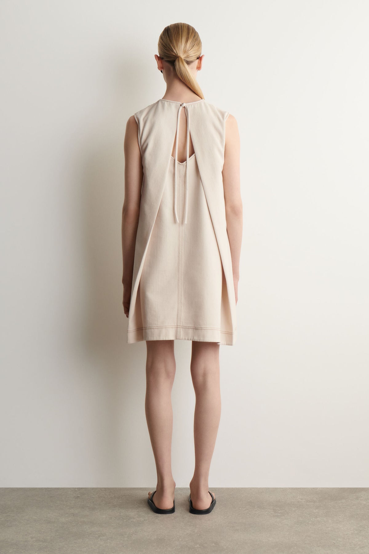 VESTIDO MINI DE MEZCLILLA CON ESCOTE ABIERTO Y CUELLO EN V - ECRU