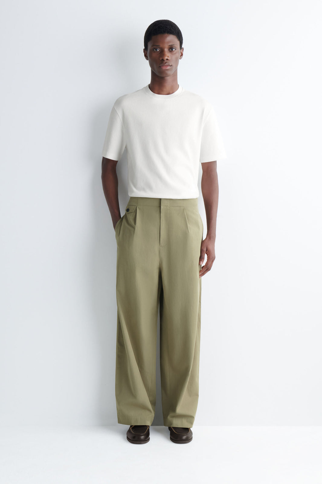 PANTALONES DE CORTE RELAJADO Y PIERNA ANCHA CON BOLSILLOS - KAKI