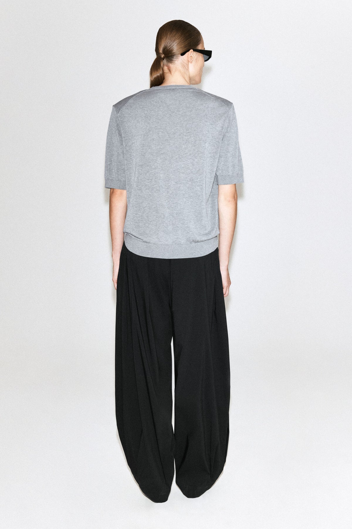CAMISETA DE SEDA Y ALGODÓN CON HOMBROS ESCULTÓRICOS - GRIS MEZCLA