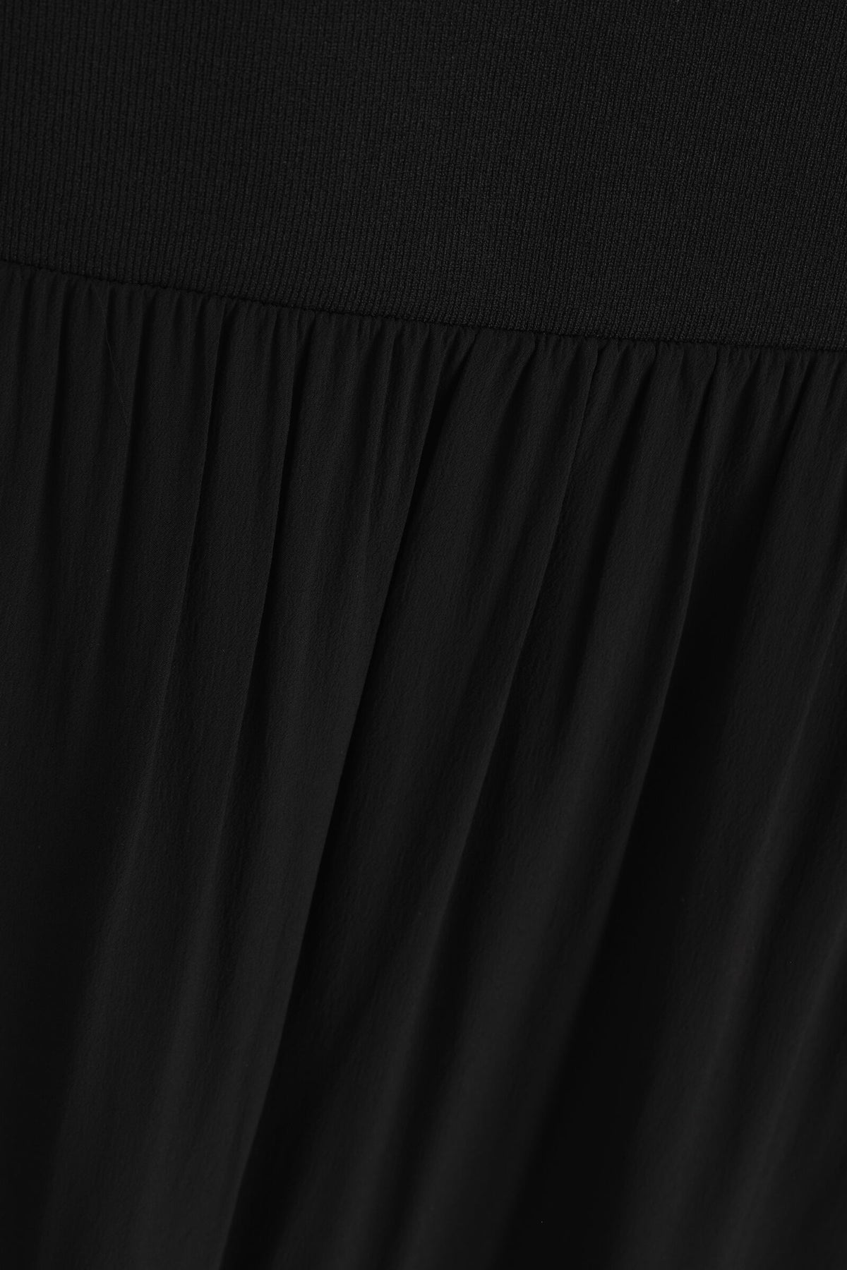 VESTIDO MAXI CON PANELES DE CONTRASTE - NEGRO | DescriptiveDetail