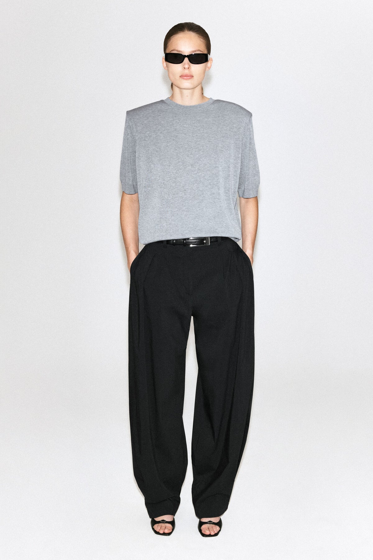 CAMISETA DE SEDA Y ALGODÓN CON HOMBROS ESCULTÓRICOS - GRIS MEZCLA