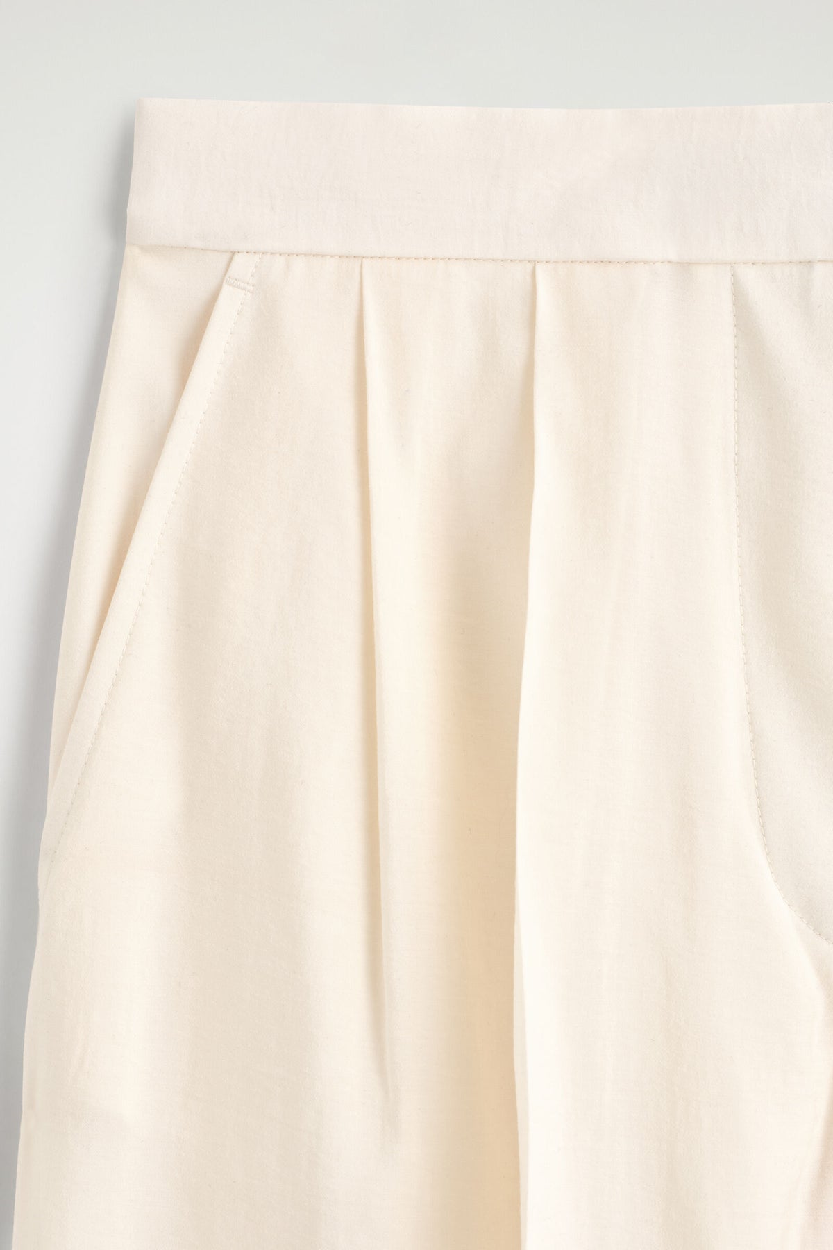 PANTALONES DE MODAL PLISADOS DE PIERNA ANCHA - CREMA | DescriptiveDetail