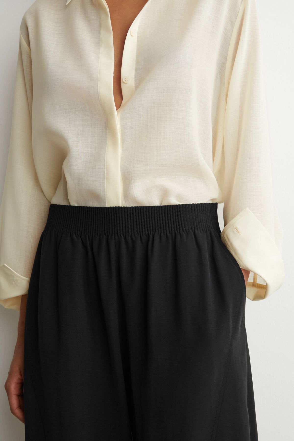 PANTALONES DE TELA CON PIERNA BARREL Y ELÁSTICO - NEGRO