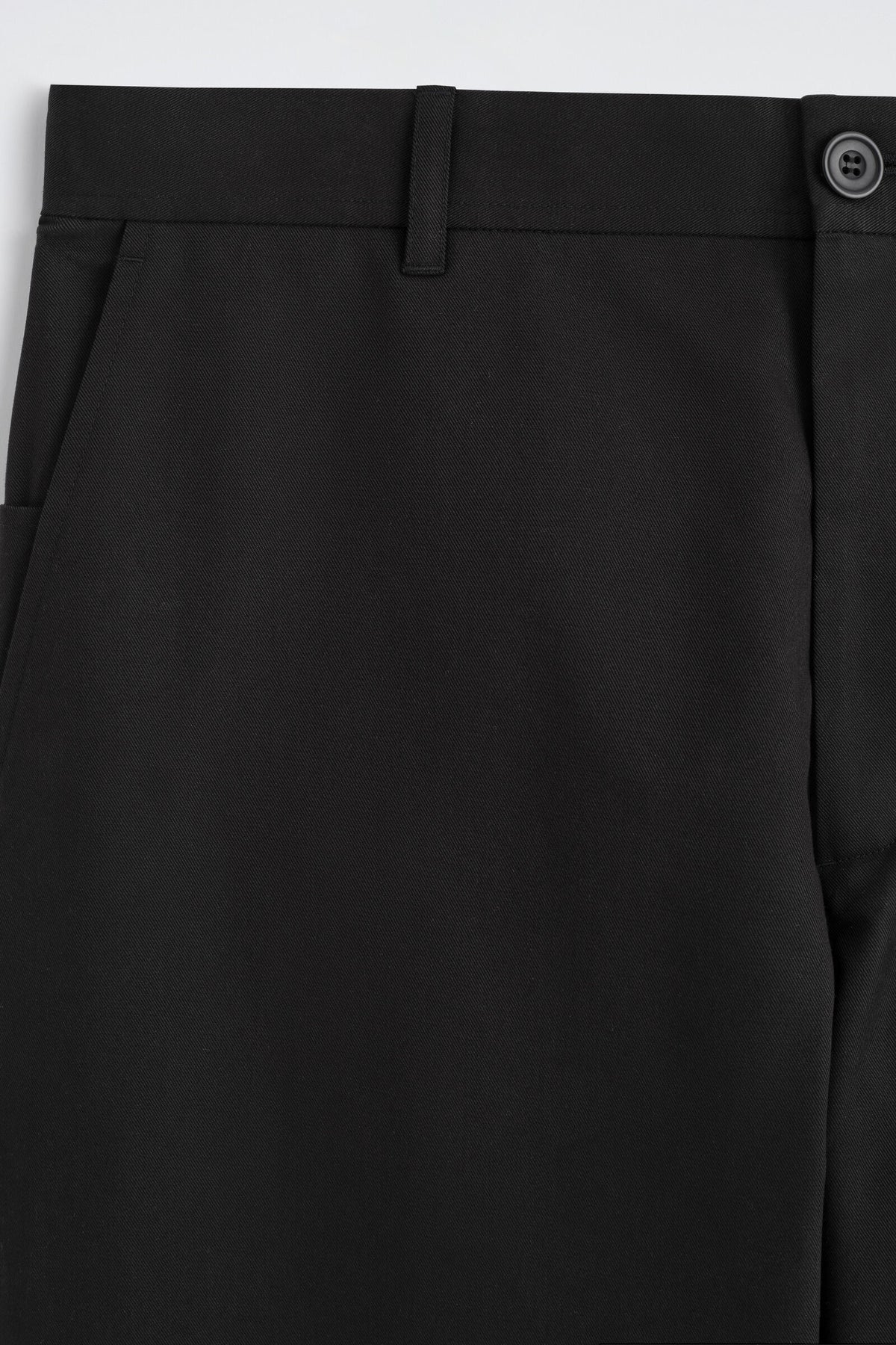CHINOS DE ALGODÓN CON CORTE REGULAR Y PIERNA RECTA - NEGRO | DescriptiveDetail