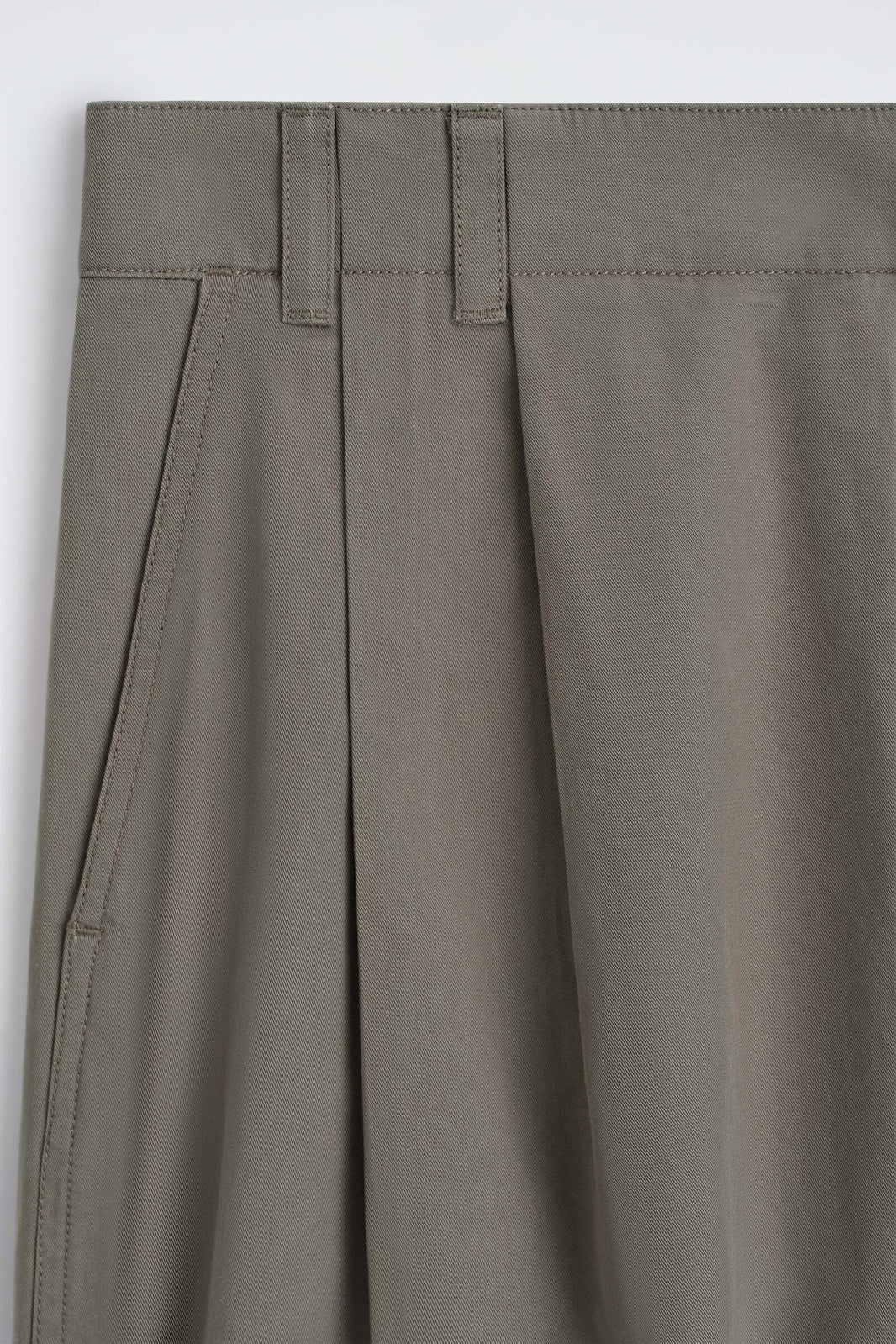 SHORTS DE ALGODÓN CON PLIEGUES - KAKI | DescriptiveDetail
