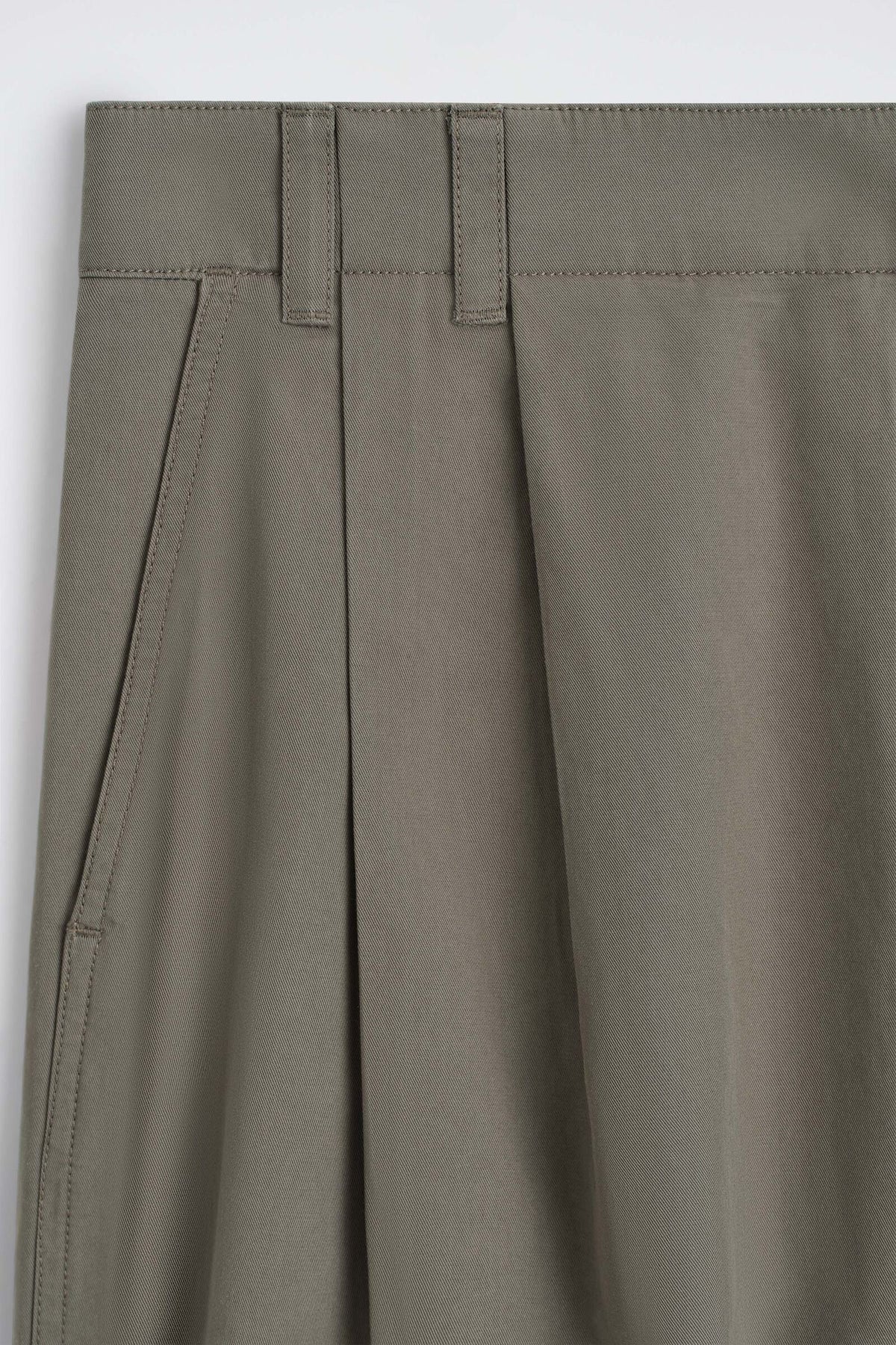 SHORTS DE ALGODÓN CON PLIEGUES - KAKI | DescriptiveDetail