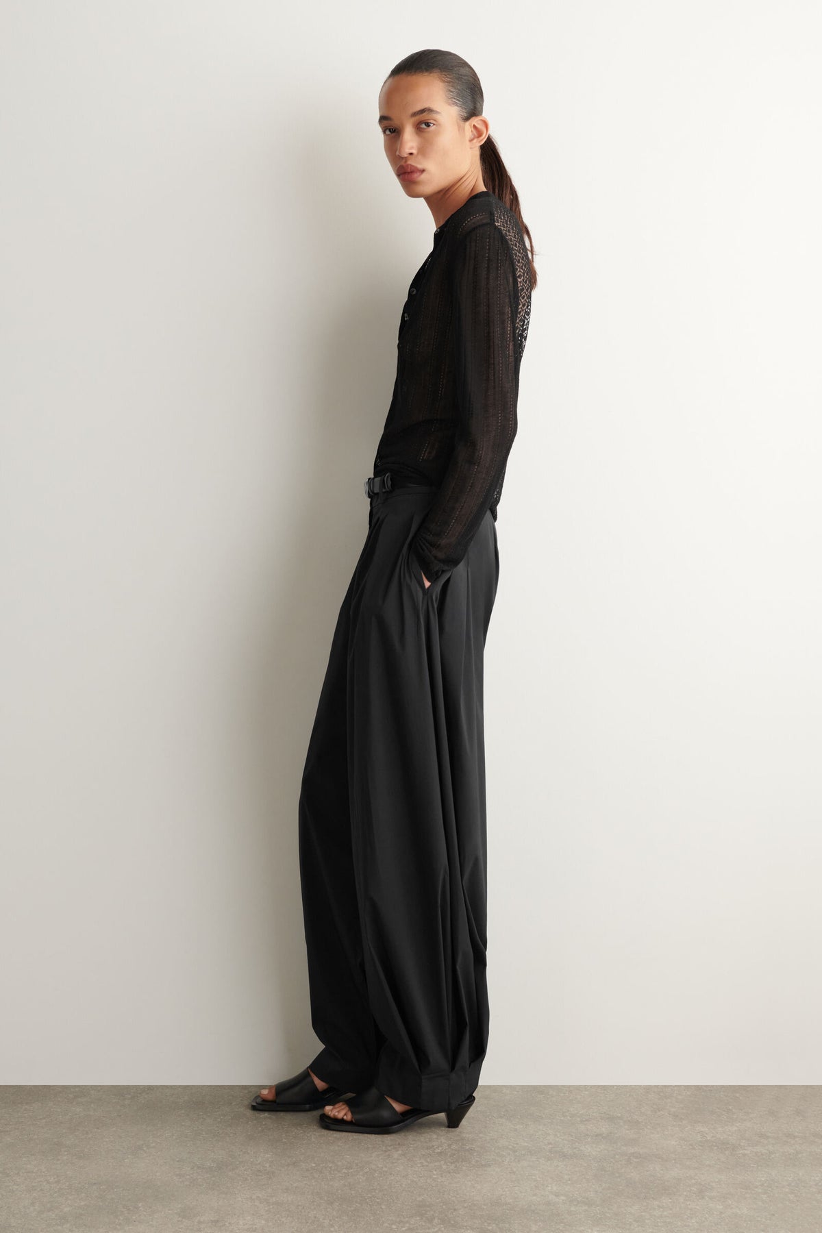PANTALONES DE GLOBO PLISADOS DE MEZCLA DE ALGODÓN - NEGRO