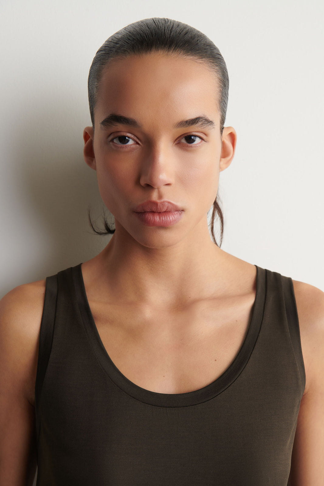 TANK TOP DE SEDA CON ESCOTE REDONDO - MARRÓN