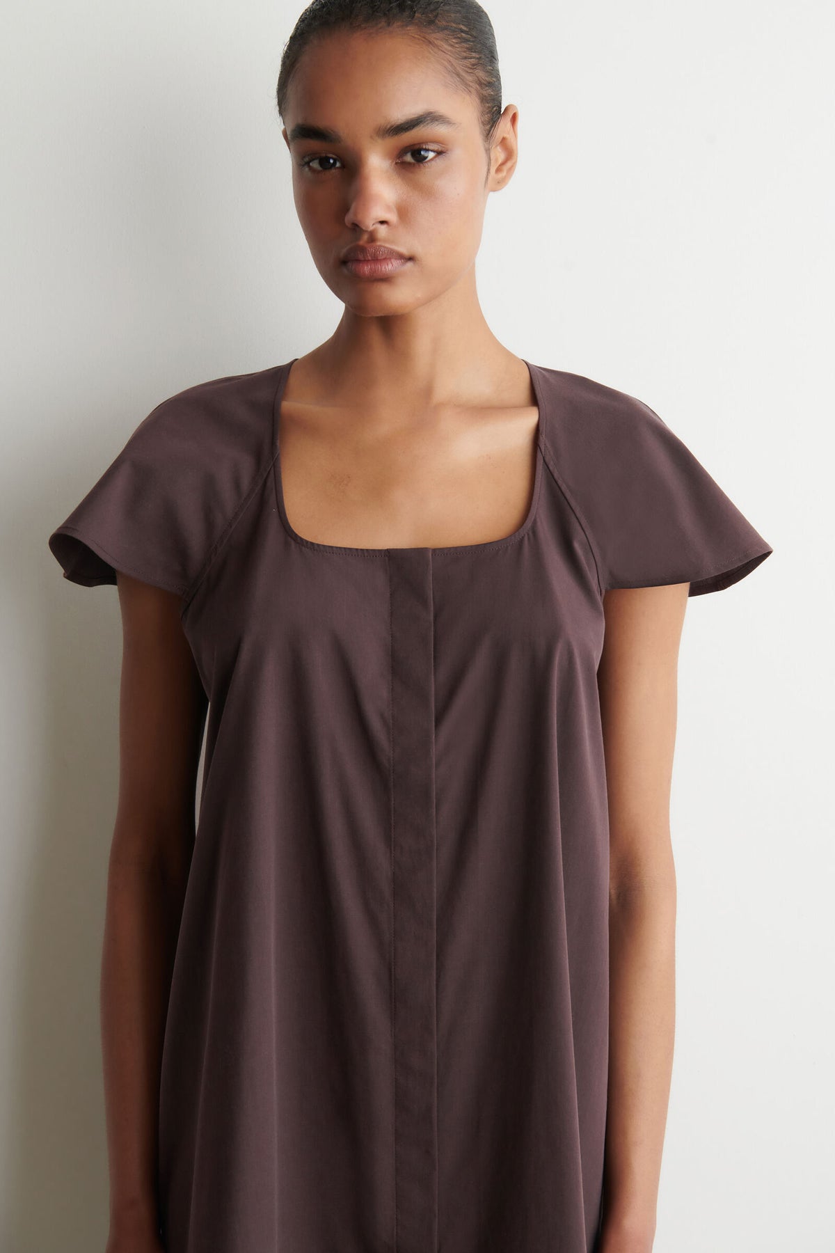 VESTIDO MINI DE ALGODÓN CON MANGAS ACAMPANADAS - MARRÓN OSCURO