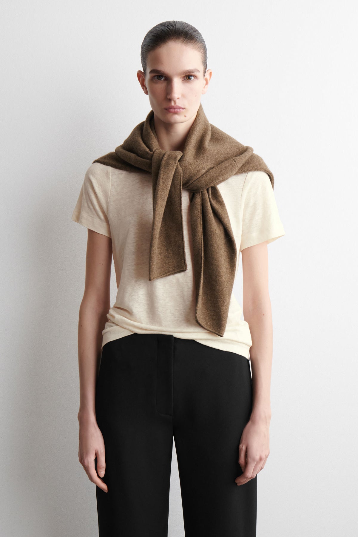 CAMISETA DE LINO CON CUELLO REDONDO - HUESO - StillMedia/Lookbook
