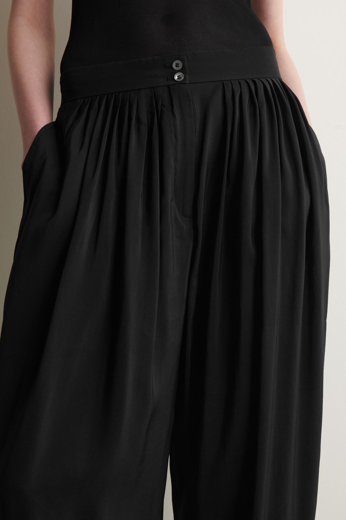 PANTALONES DRAPEADOS DE PIERNA RECTA - NEGRO - StillMedia/Lookbook