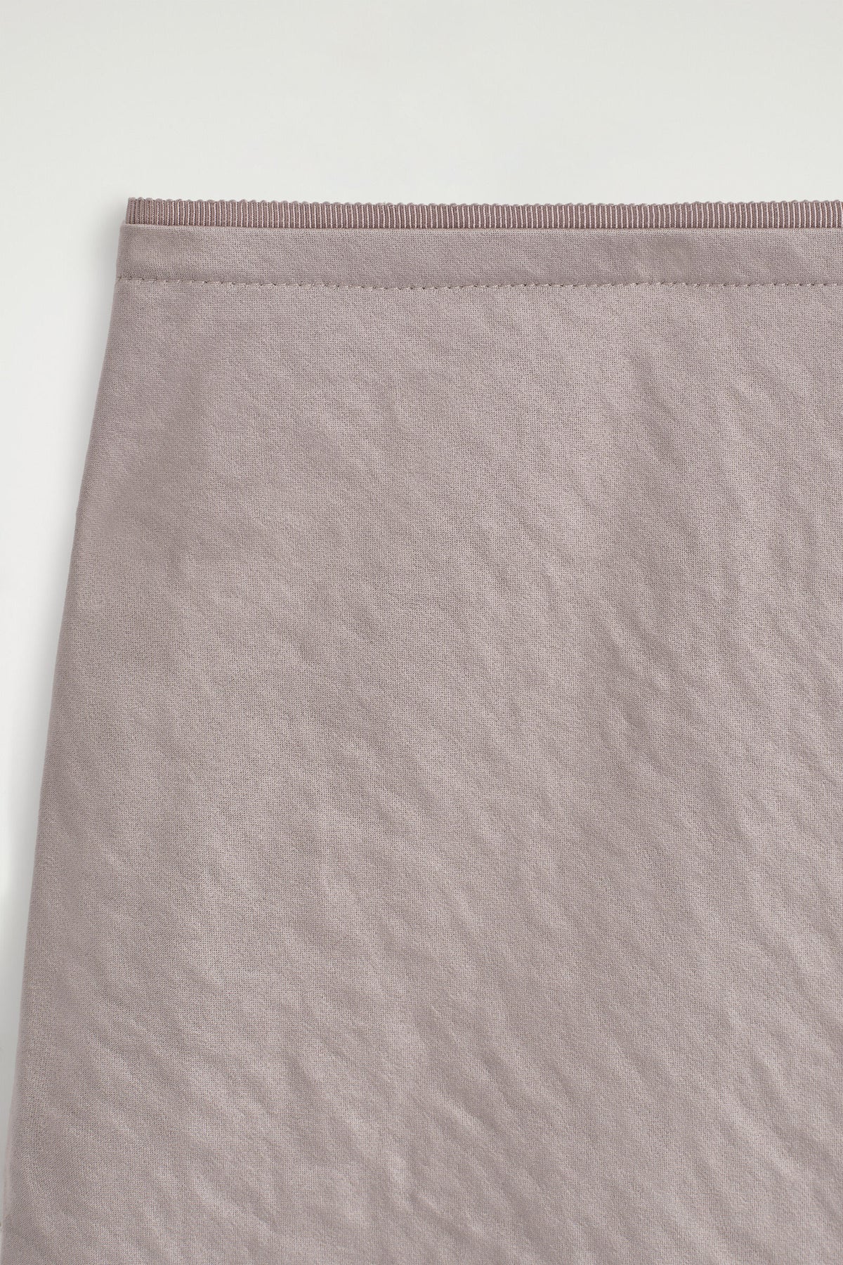 FALDA MIDI DE SATÍN ARRUGADO - GRIS PALOMA | DescriptiveDetail