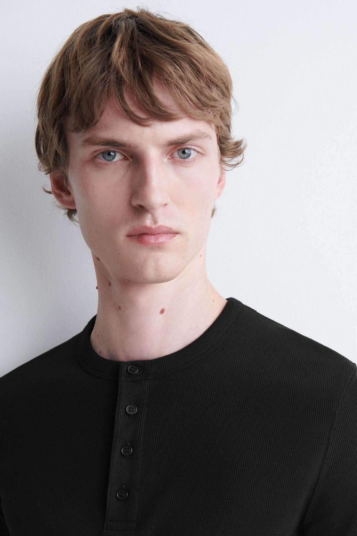 CAMISETA HENLEY ACANALADA AJUSTADA - NEGRO