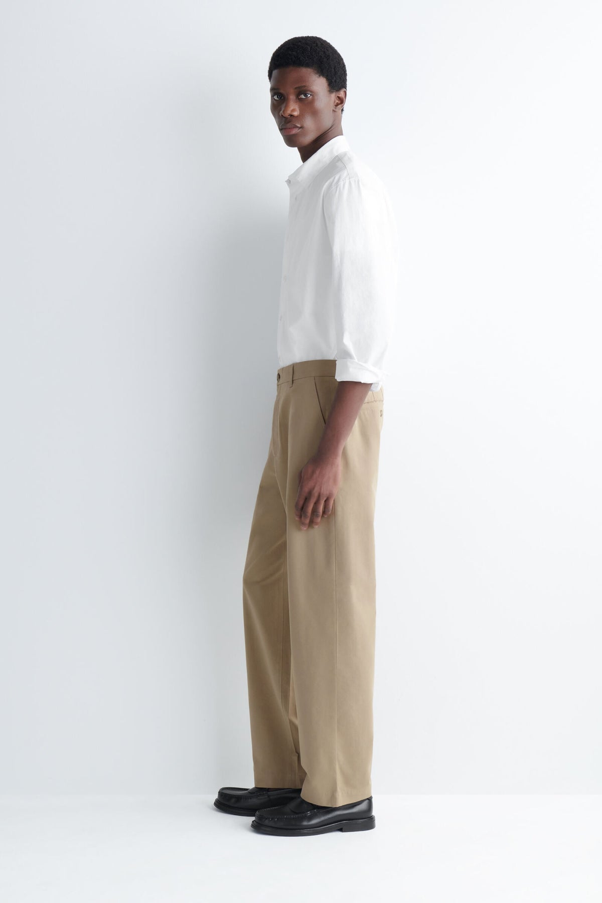 CHINOS DE ALGODÓN CON CORTE REGULAR Y PIERNA RECTA - BEIGE