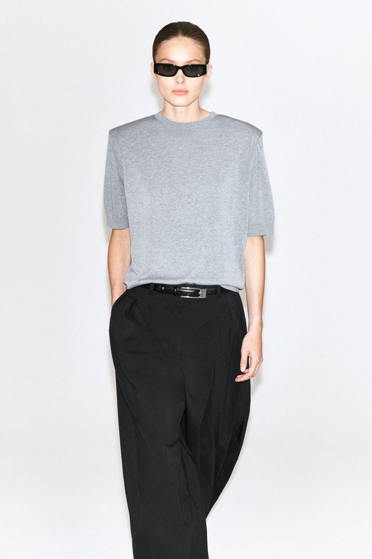 CAMISETA DE SEDA Y ALGODÓN CON HOMBROS ESCULTÓRICOS - GRIS MEZCLA