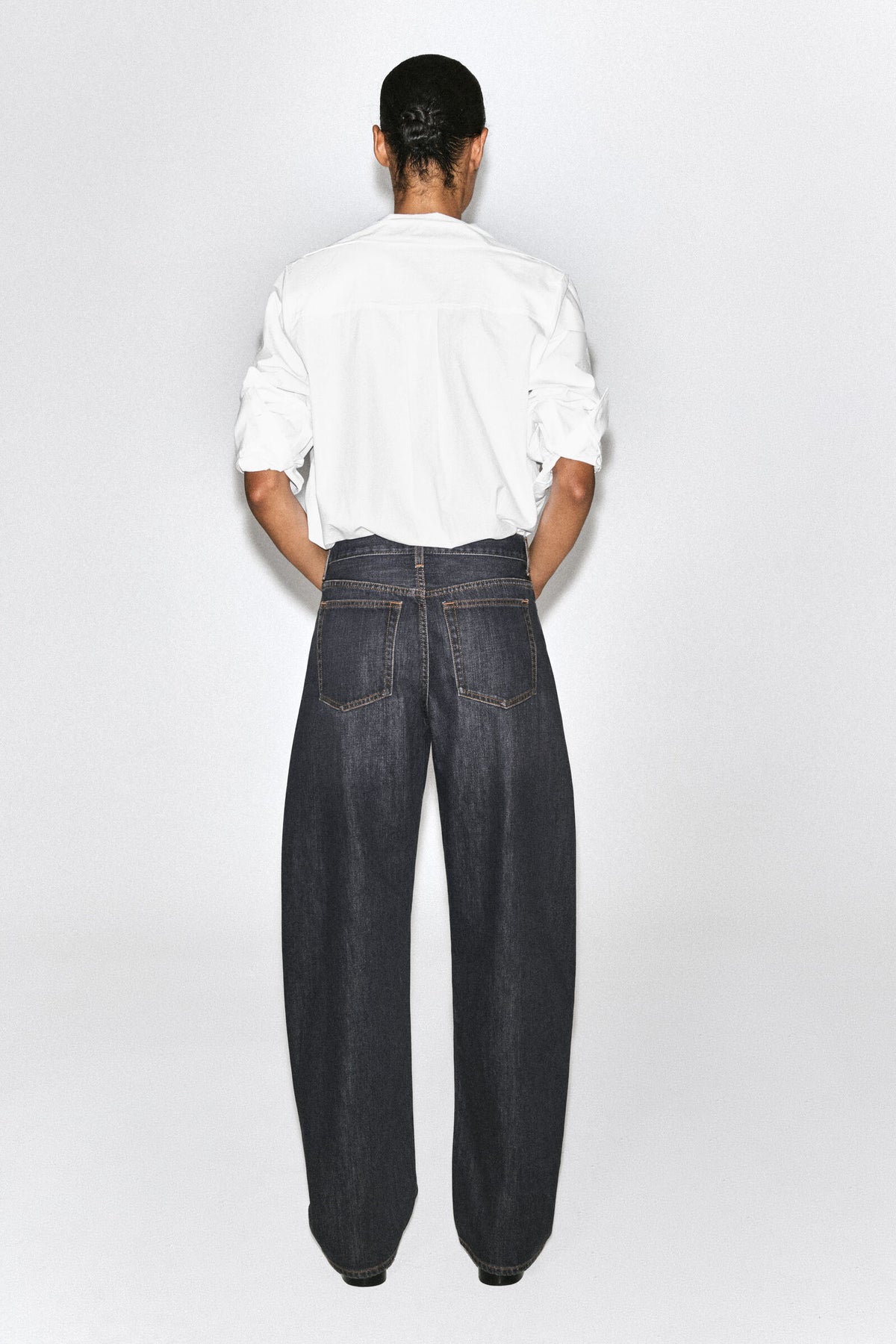 JEANS DE PIERNA CURVA - GRIS OSCURO