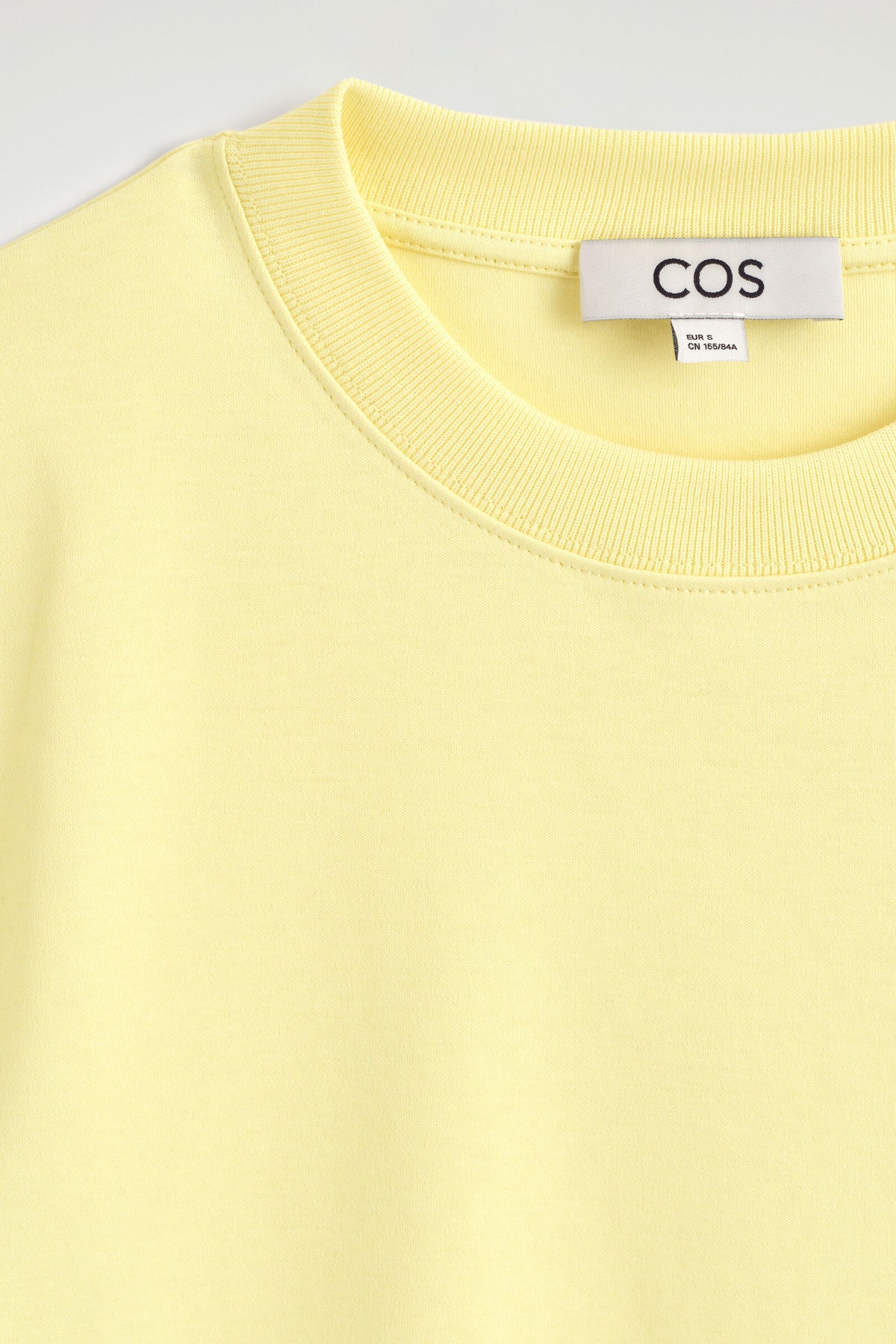 CAMISETA DE CORTE LIMPIO - AMARILLO | DescriptiveDetail