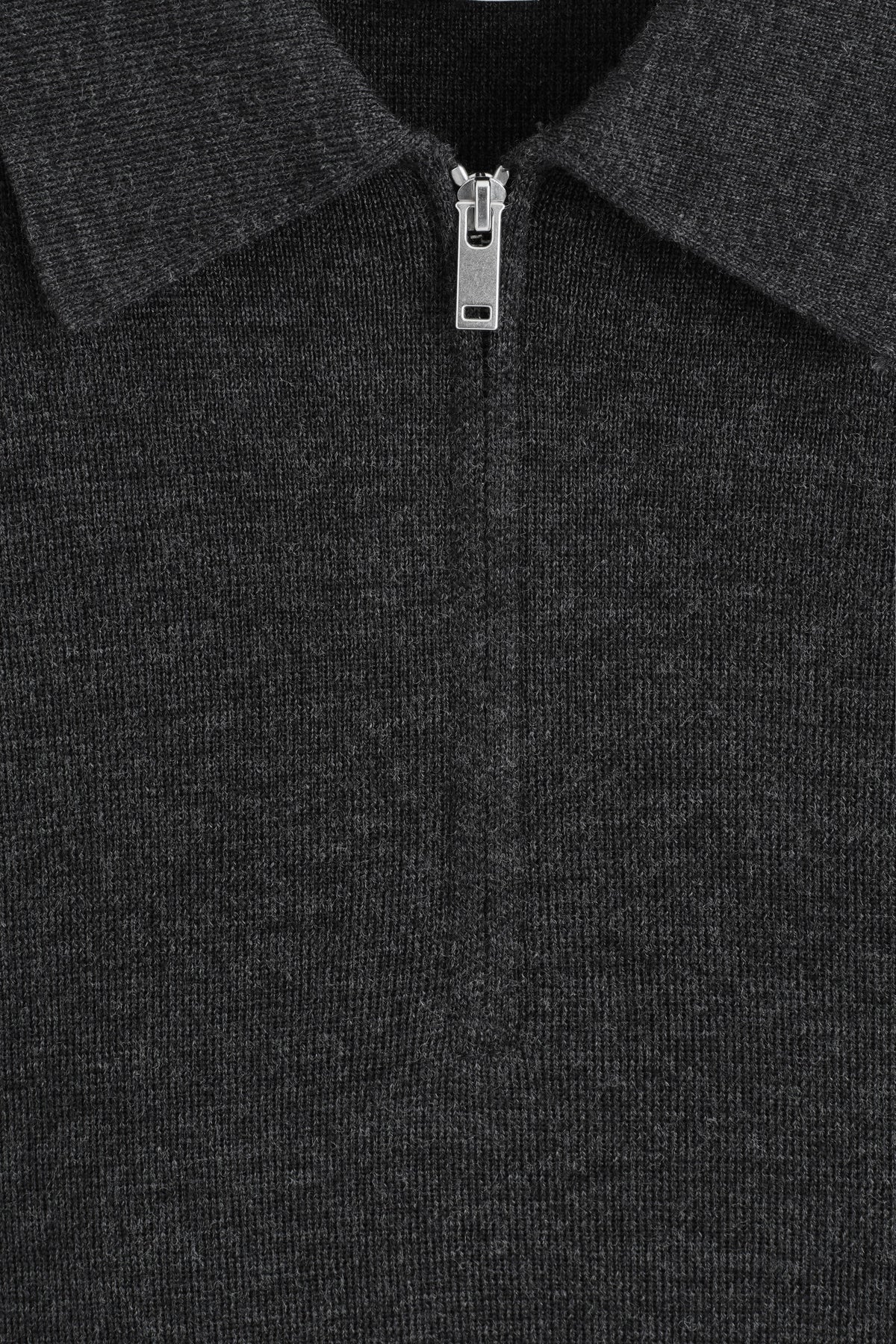 POLO DE LANA MERINO CON CREMALLERA - CARBÓN | DescriptiveDetail