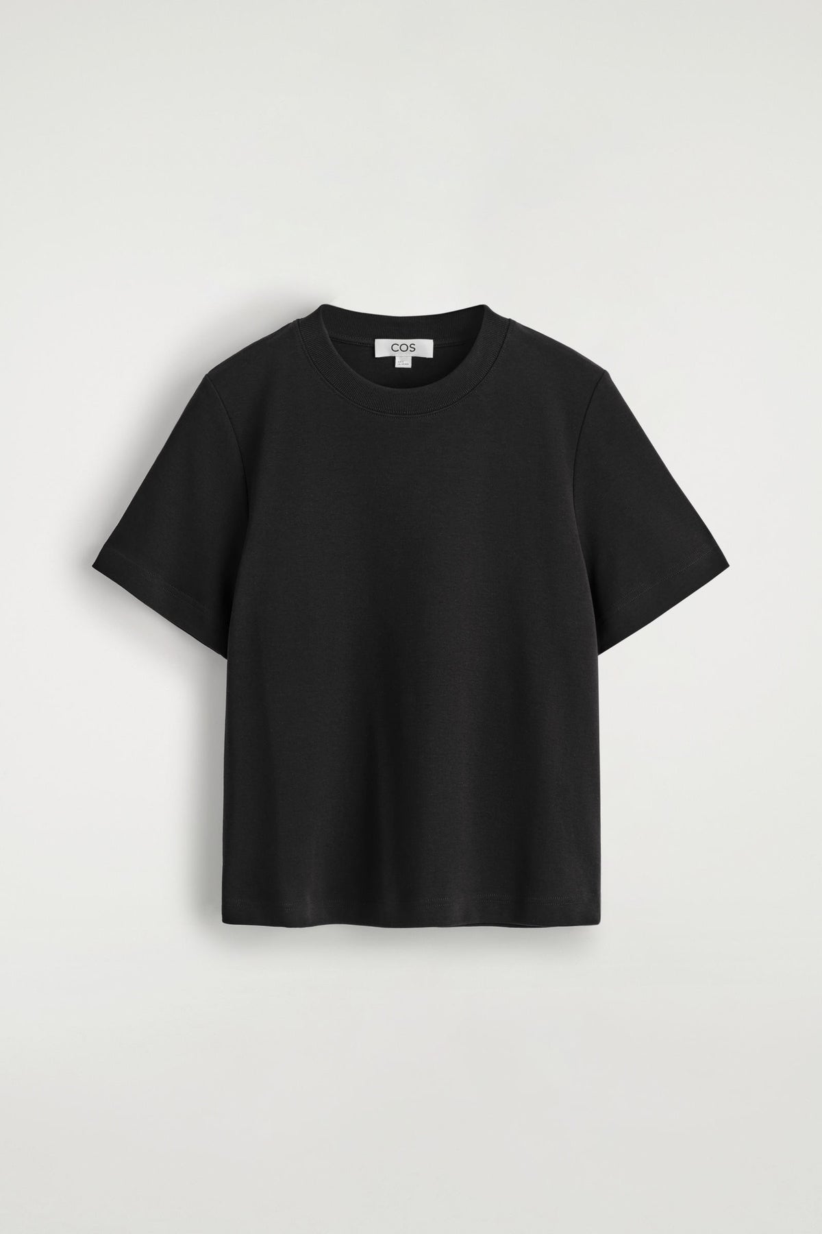 CAMISETA DE CORTE LIMPIO - NEGRO | DescriptiveStillLife