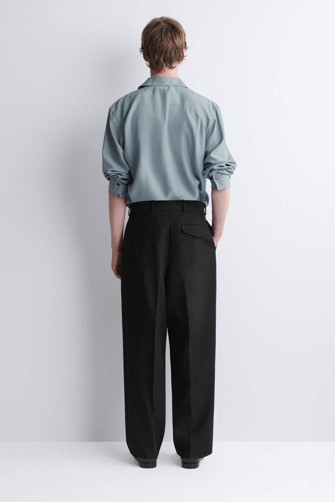 PANTALONES DE MEZCLA DE LANA CON CORTE RELAJADO Y PIERNA RECTA - NEGRO