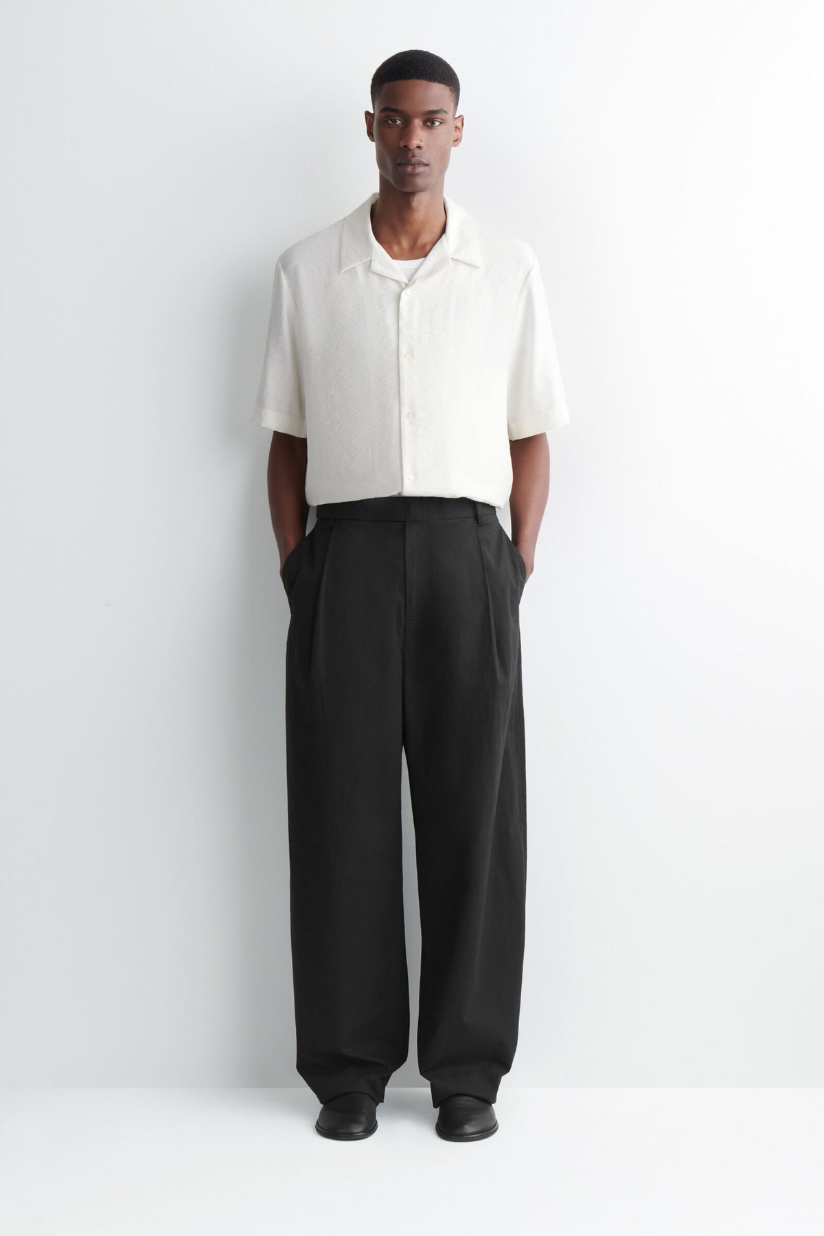 PANTALONES DE ALGODÓN Y LINO DE CORTE RELAJADO Y PIERNA BARREL - NEGRO