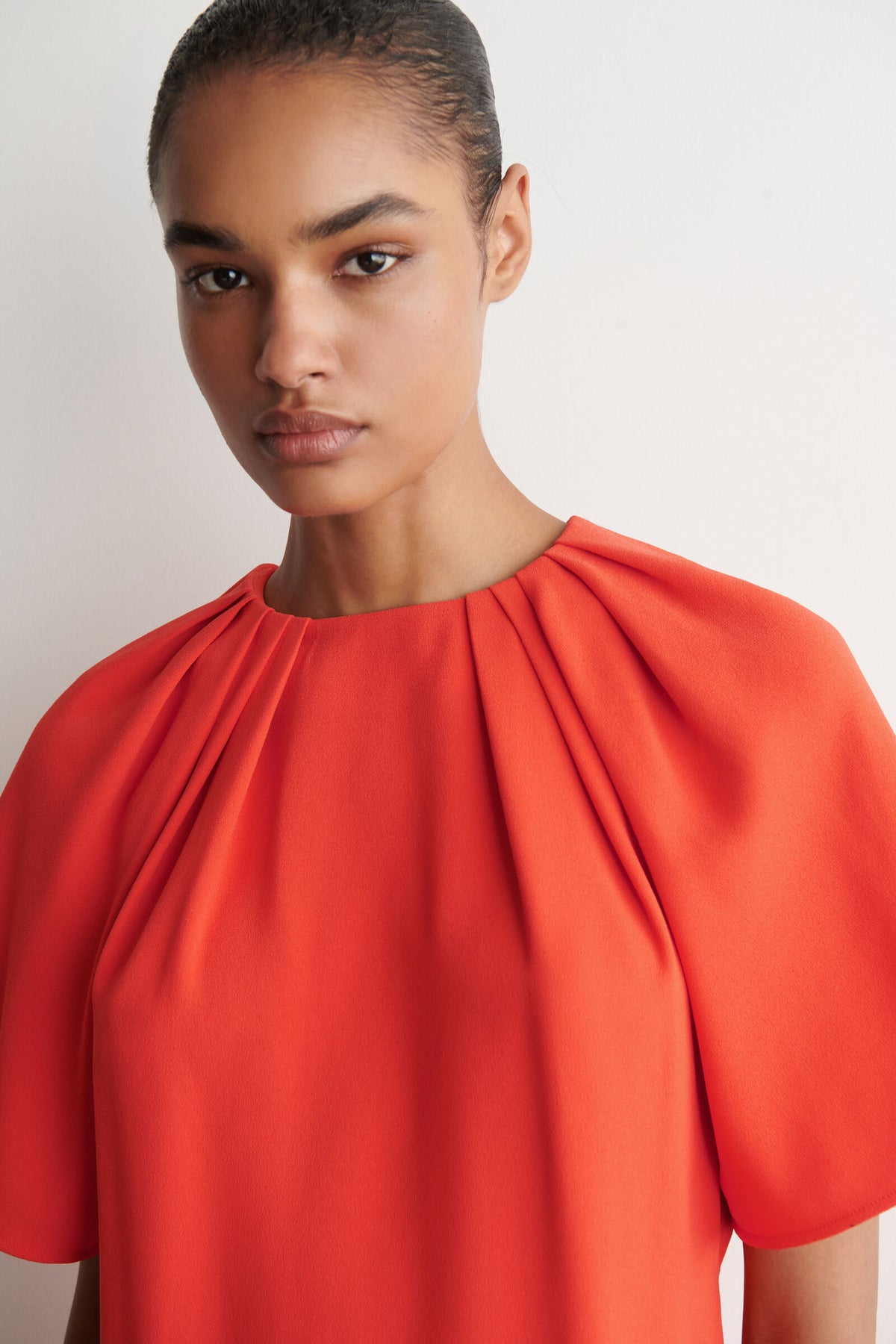 VESTIDO CORTO CON MANGAS ABULLONADAS - NARANJA