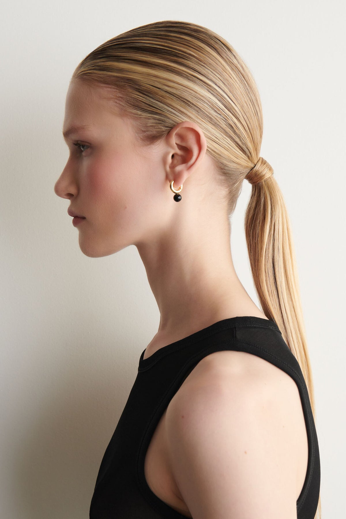 ARETES DE ARO CON CUENTAS - DORADO