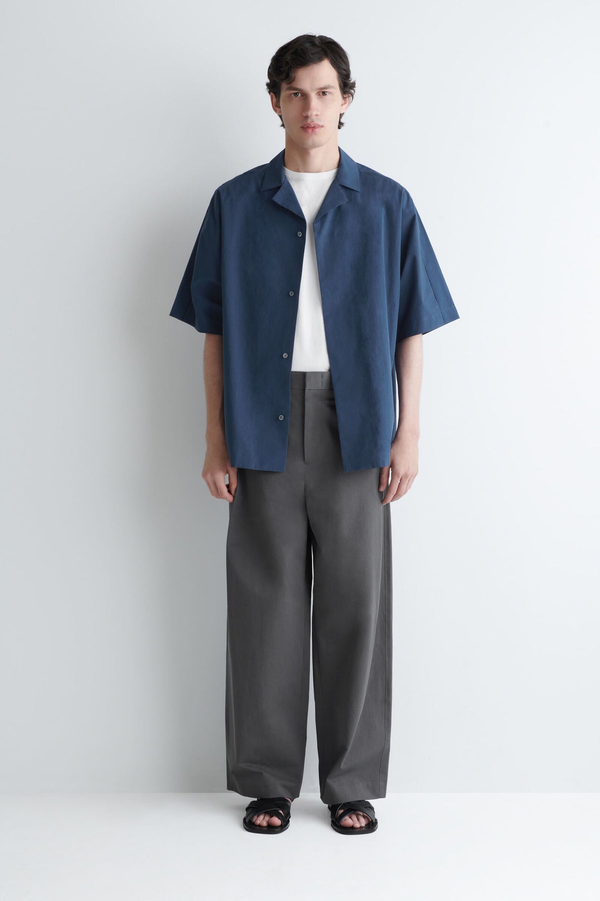 CAMISA DE ALGODÓN PIMA CON CUELLO CAMPER Y BORDADOS - AZUL MARINO