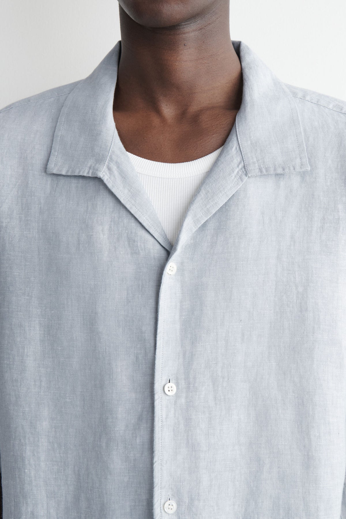 CAMISA DE LINO DE MANGA CORTA Y CUELLO DE CAMPANA - AZUL POLVO - StillMedia/Lookbook