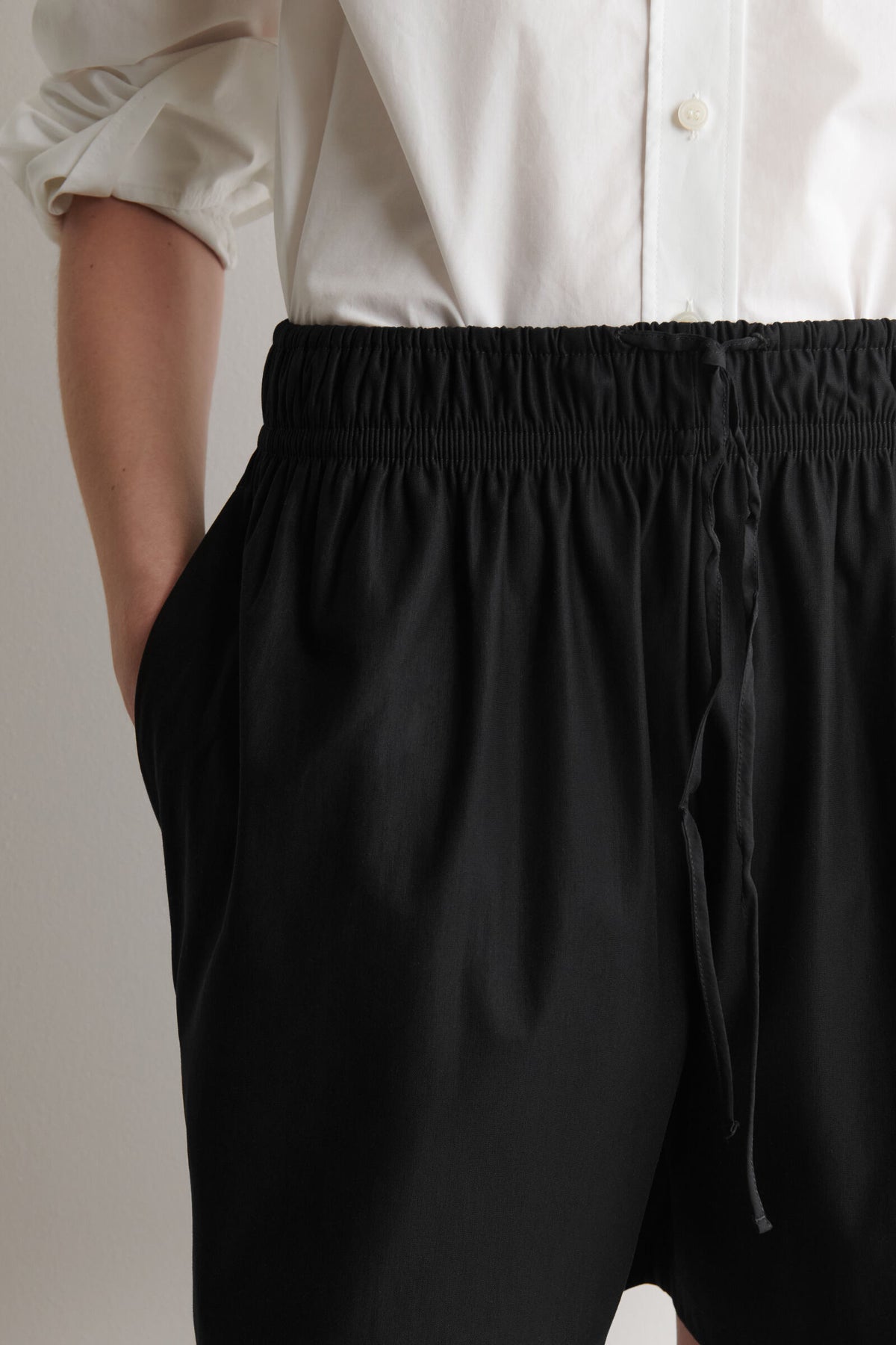 SHORTS CON CINTURA FRUNCIDA - NEGRO