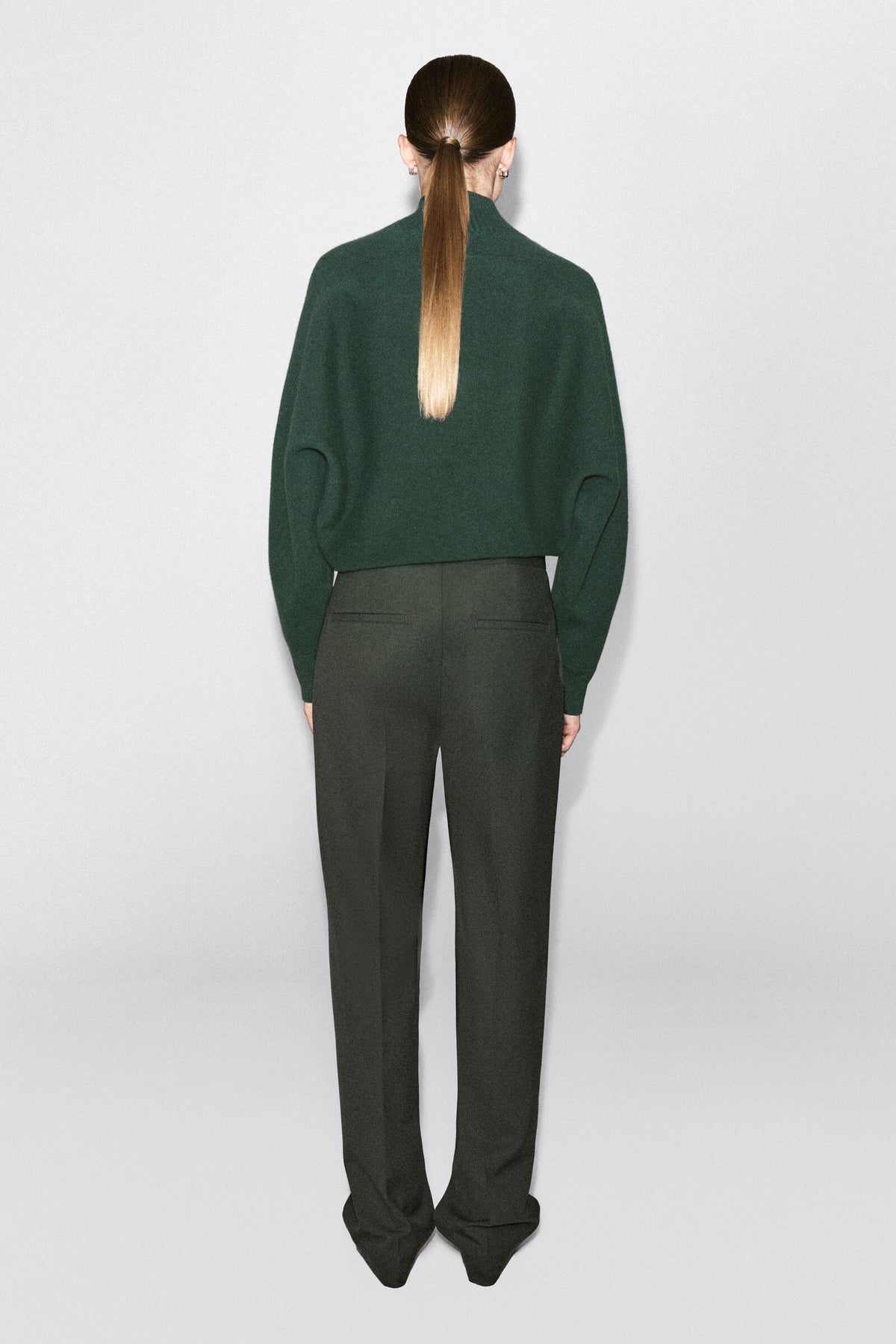 PANTALONES DE SARGA CON CORTE FLARE - KAKI