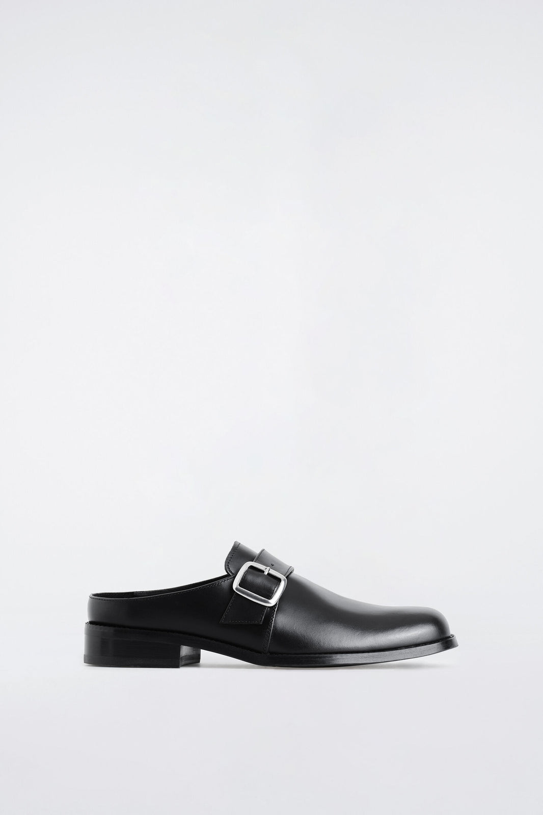 MULES DE CUERO CON HEBILLA - NEGRO | 
