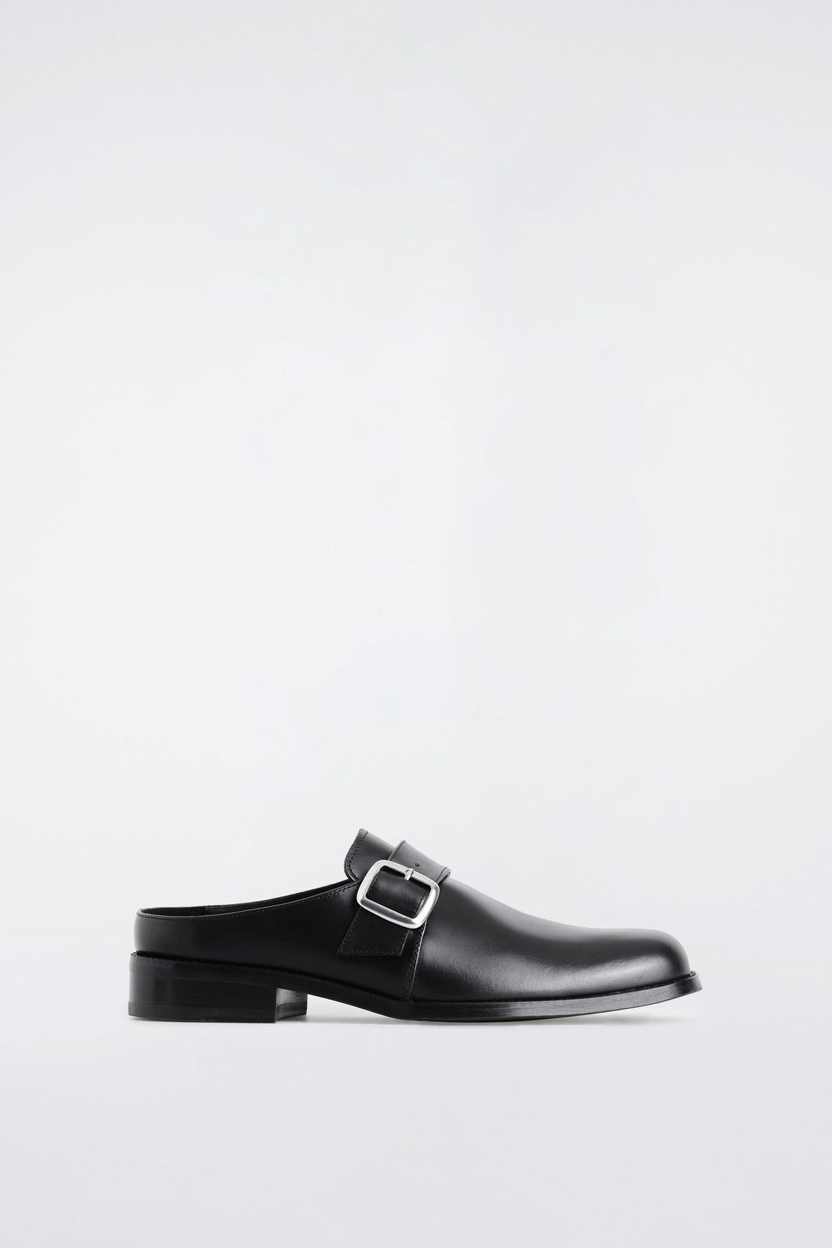 MULES DE CUERO CON HEBILLA - NEGRO | 