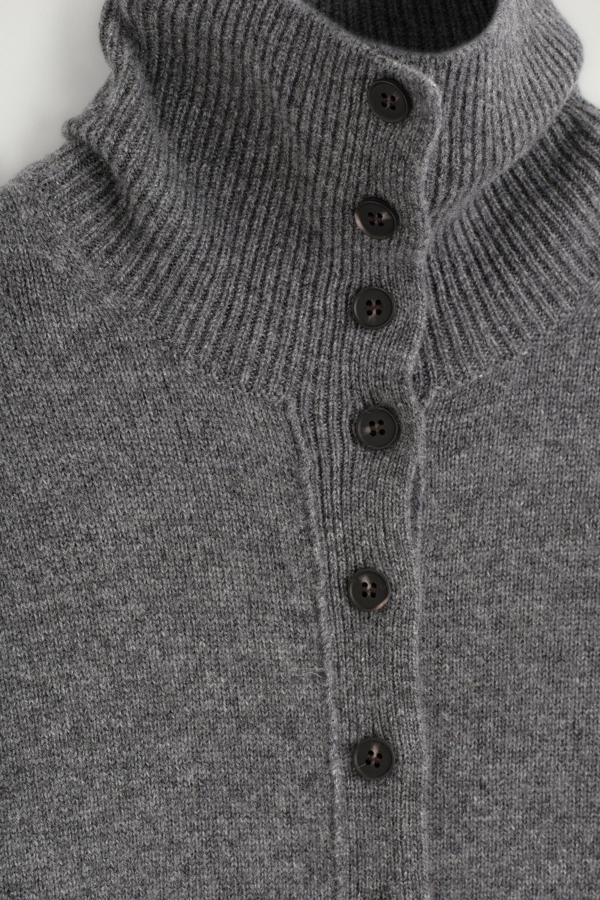 CÁRDIGAN DE CASHMERE ESCULPIDO CON CUELLO DE TUBO - GRIS MÉLANGE | DescriptiveStillLife