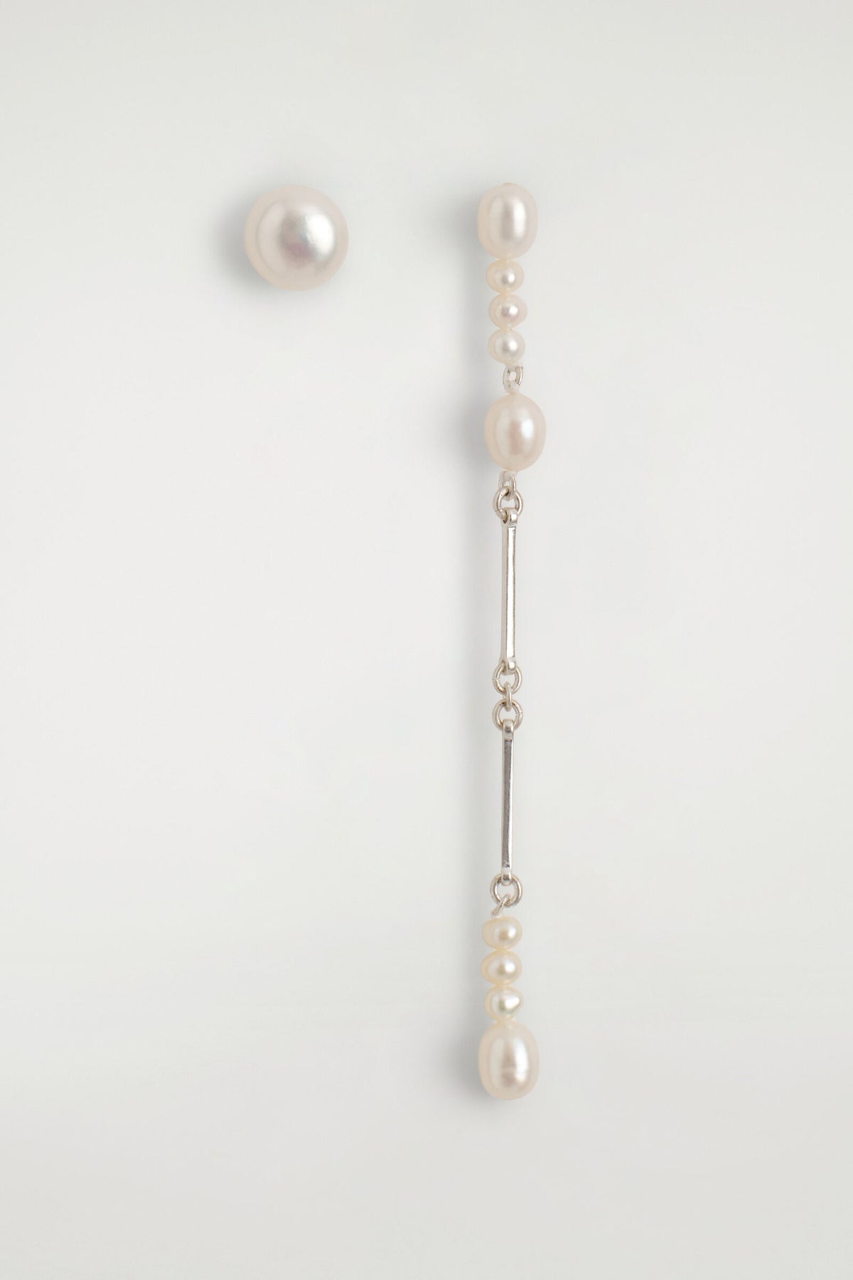 ARETES ASIMÉTRICOS DE PERLA DE AGUA DULCE - PLATA | DescriptiveStillLife
