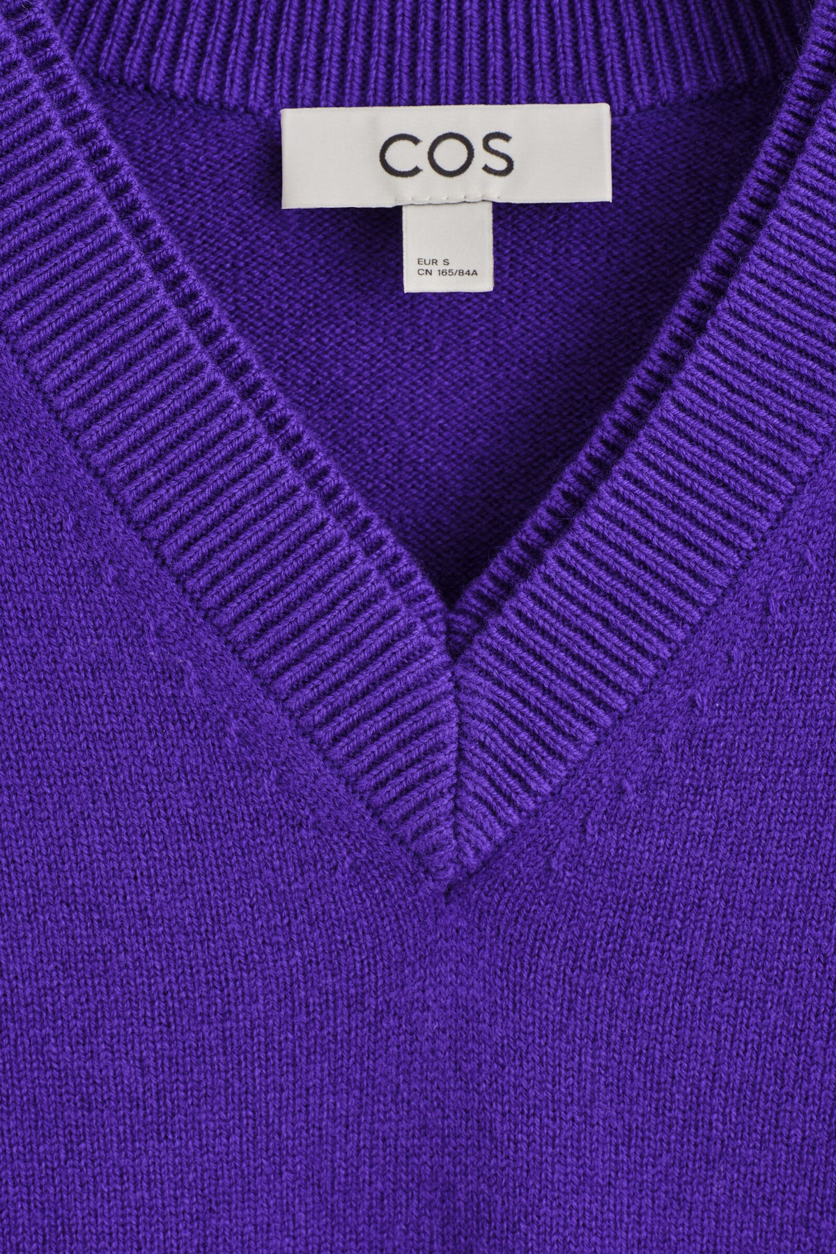 SUÉTER DE LANA MERINO CON CAPAS Y CUELLO EN V - MORADO | DescriptiveDetail