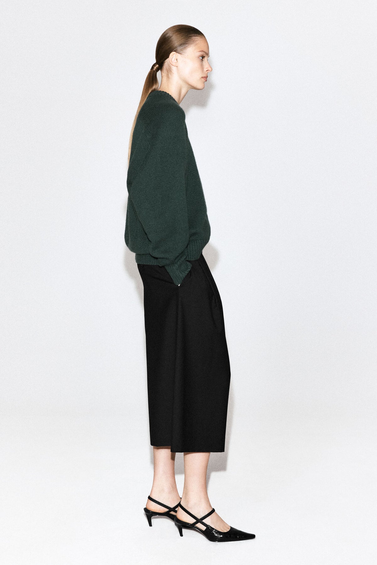 SWEATER DE CASHMERE DE CUELLO REDONDEADO - VERDE OSCURO