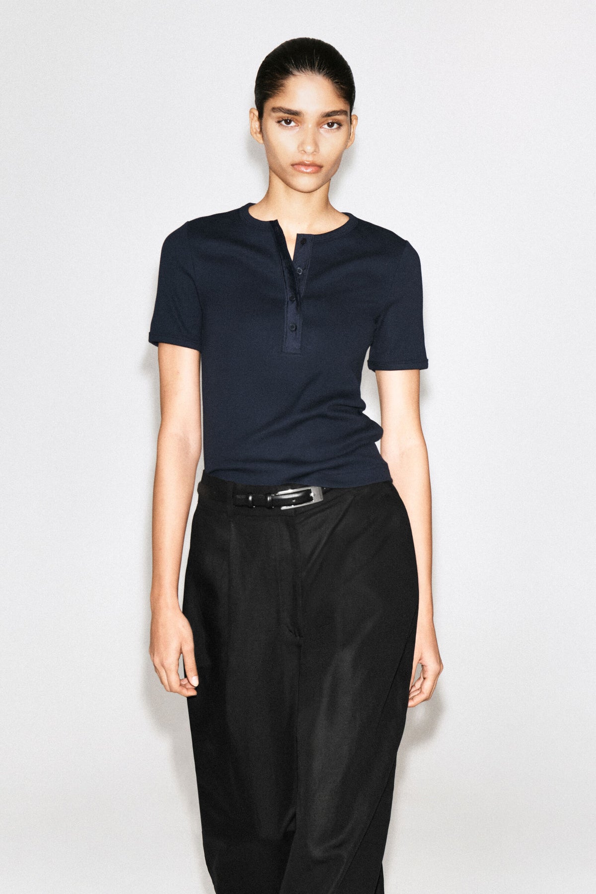 CAMISETA HENLEY ACANALADA - AZUL MARINO
