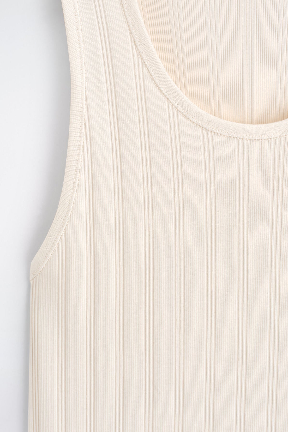 TOP DE ALGODÓN CON RIBETE RÍGIDO AJUSTADO - BEIGE CLARO | DescriptiveDetail