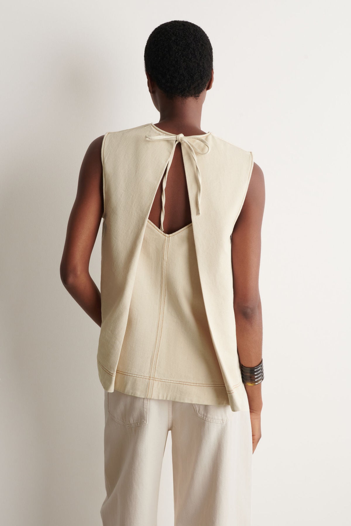 TOP DE DENIM CON ESCOTE EN V Y ESPALDA ABIERTA - CRUDO