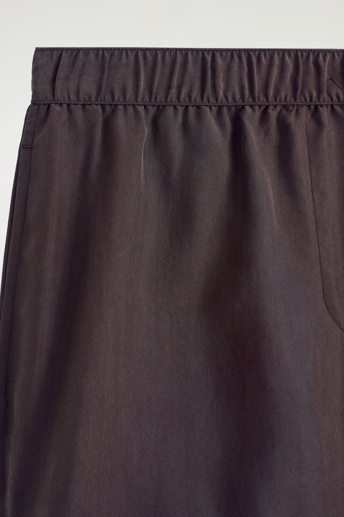 SHORTS DE SEDA CON ELÁSTICO - MARRÓN | DescriptiveDetail