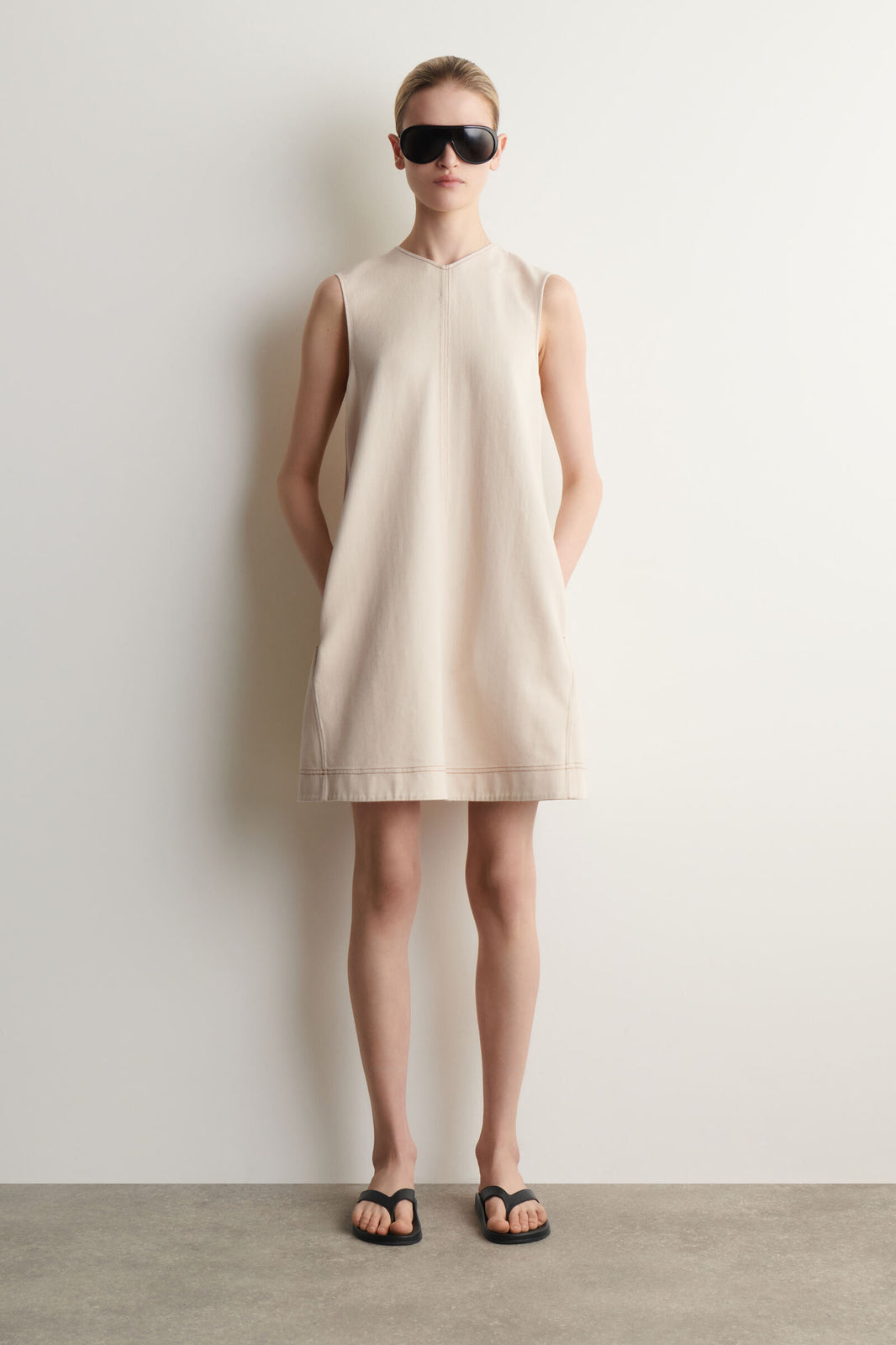 VESTIDO MINI DE MEZCLILLA CON ESCOTE ABIERTO Y CUELLO EN V - ECRU