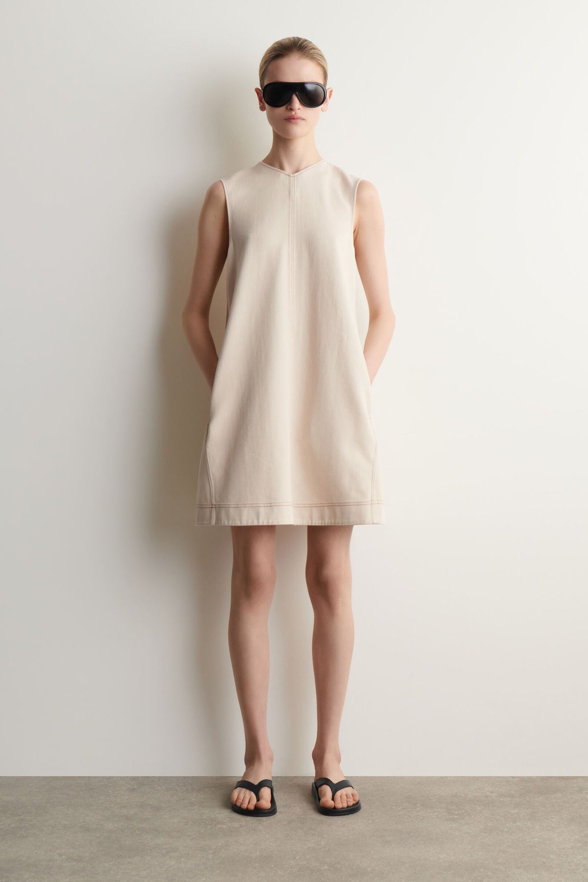 VESTIDO MINI DE MEZCLILLA CON ESCOTE ABIERTO Y CUELLO EN V - ECRU