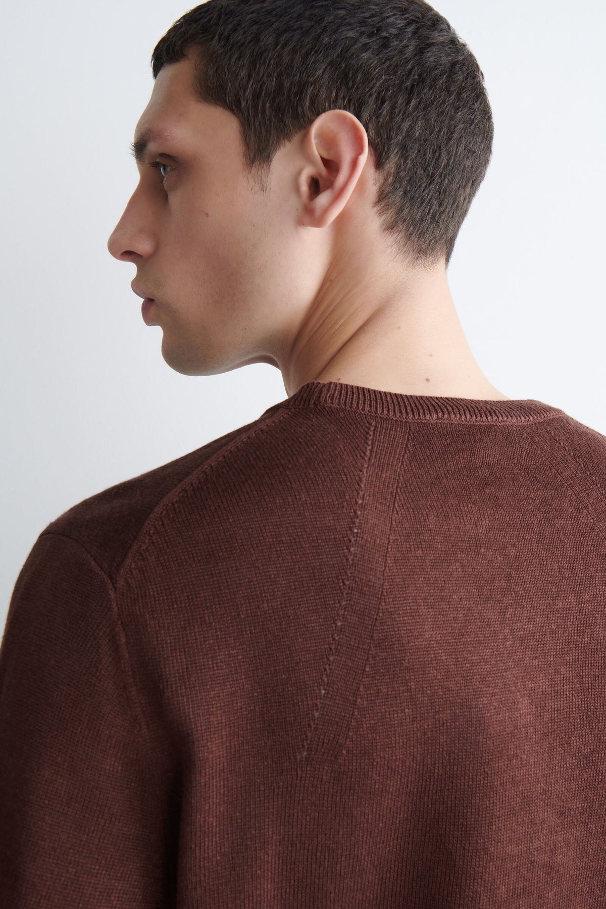 SUÉTER DE LINO TEJIDO CON CUELLO REDONDO - MARRÓN - StillMedia/Lookbook