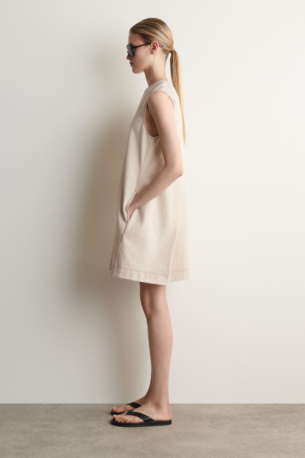 VESTIDO MINI DE MEZCLILLA CON ESCOTE ABIERTO Y CUELLO EN V - ECRU