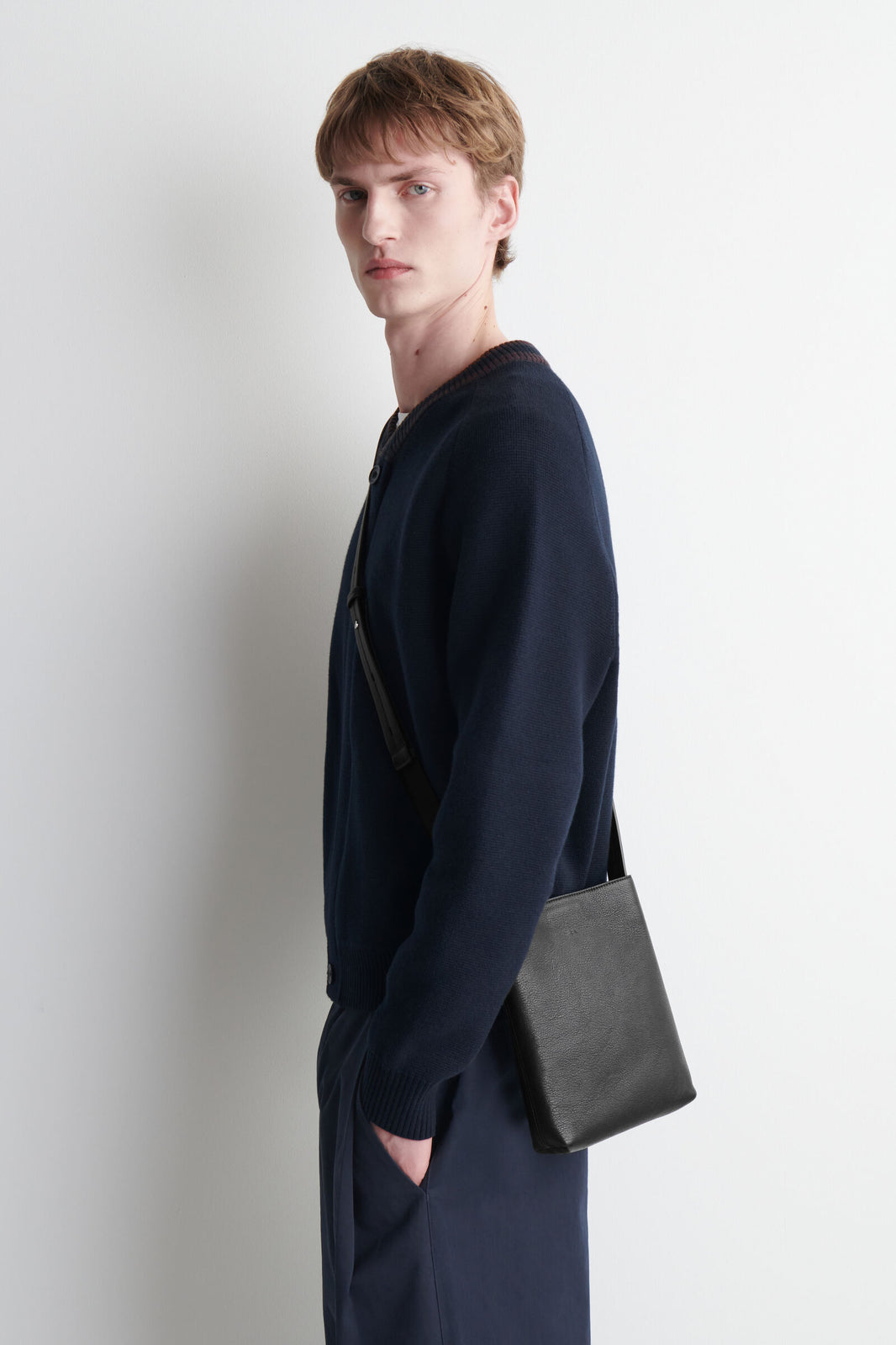 BOLSO DE HOMBRO URBANO - PIEL GRANEADA - NEGRO