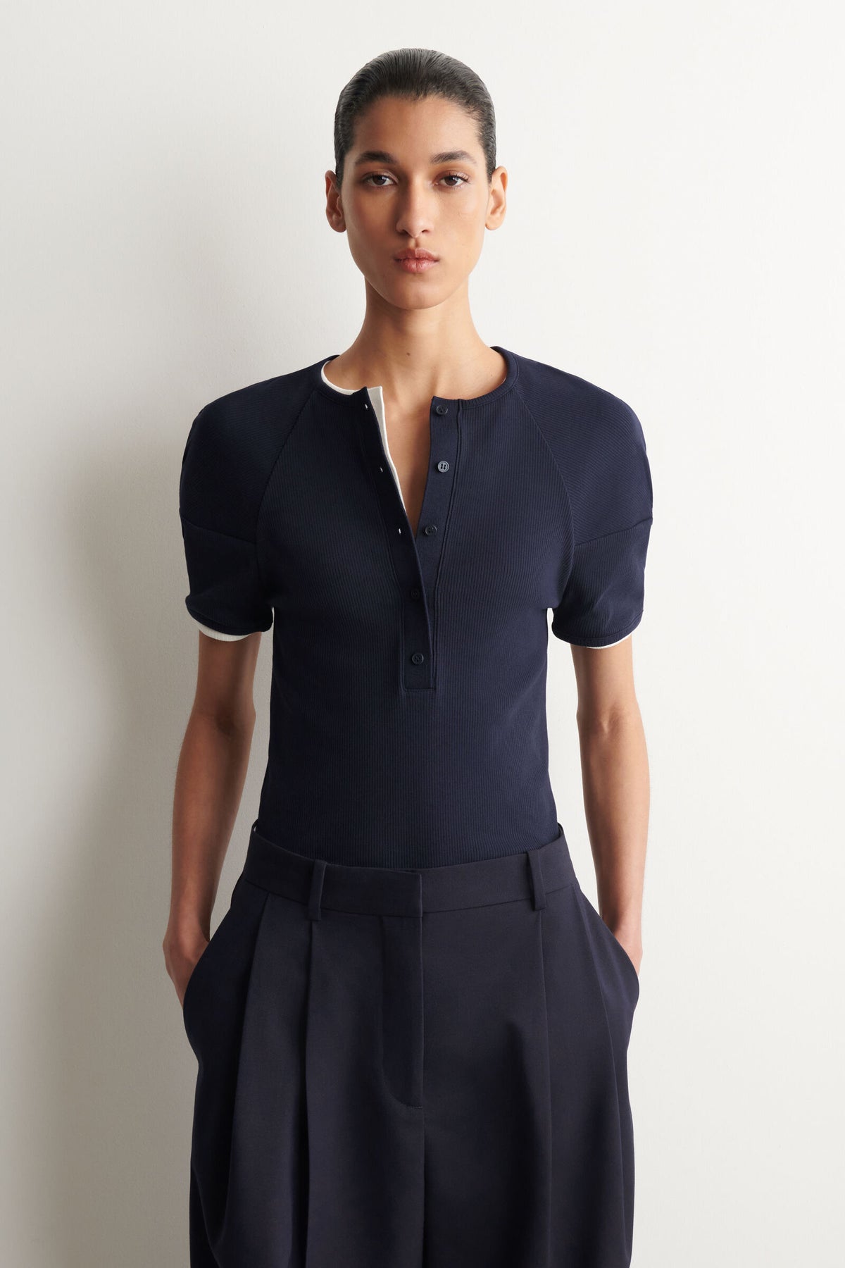 BLUSA HENLEY REDONDA DE JERSEY ACANALADO - AZUL MARINO - StillMedia/Lookbook