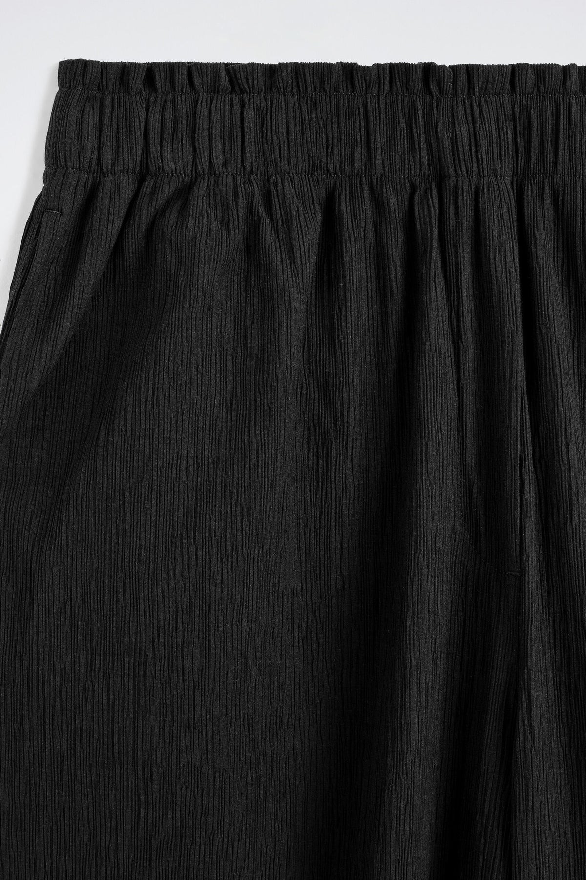 PANTALONES DE JERSEY ARRUGADO DE PIERNA ANCHA - NEGRO | DescriptiveDetail