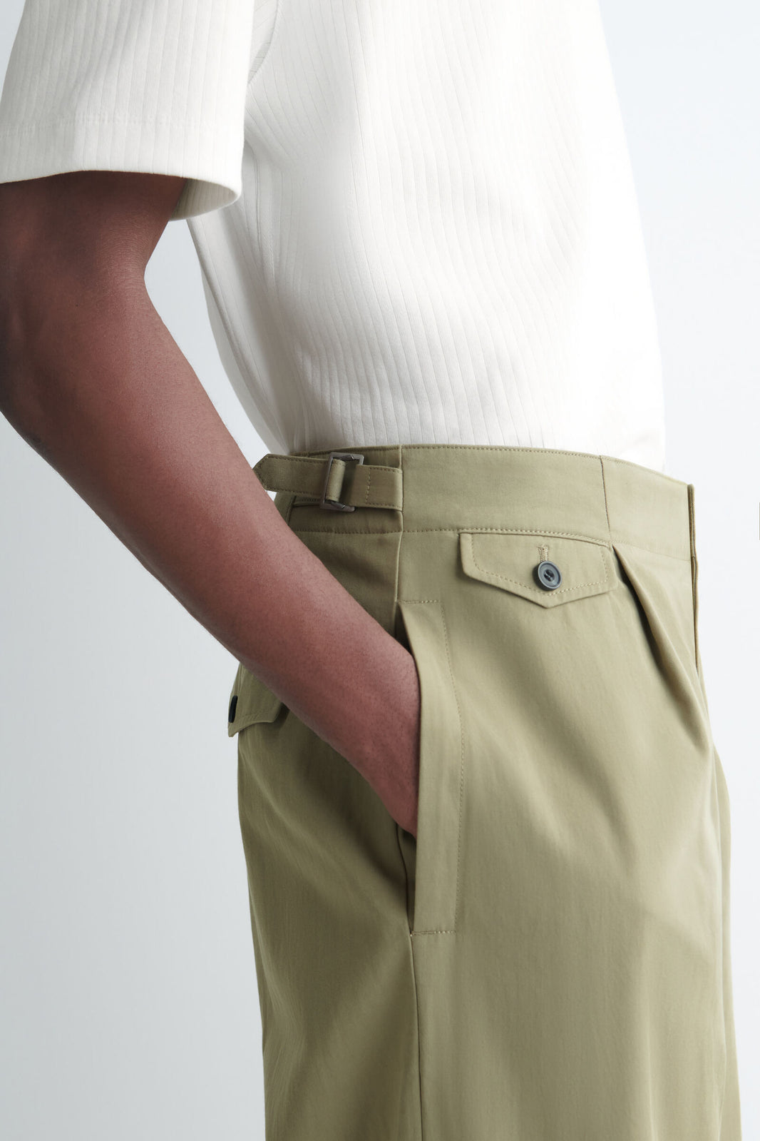 PANTALONES DE CORTE RELAJADO Y PIERNA ANCHA CON BOLSILLOS - KAKI